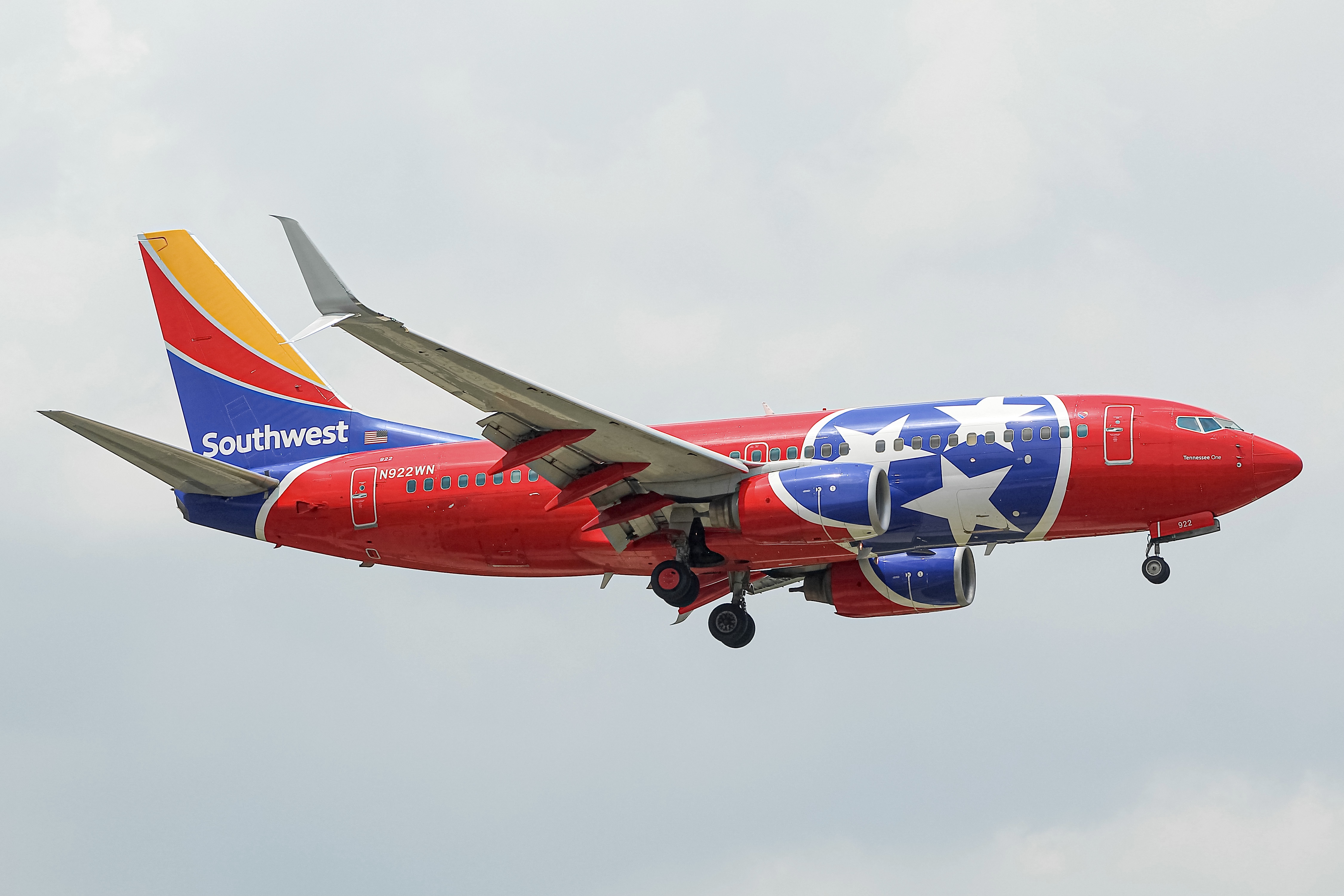 Full size: Southwest Airlines Boeing 737-700 N922WN at General Mitchell International Airport