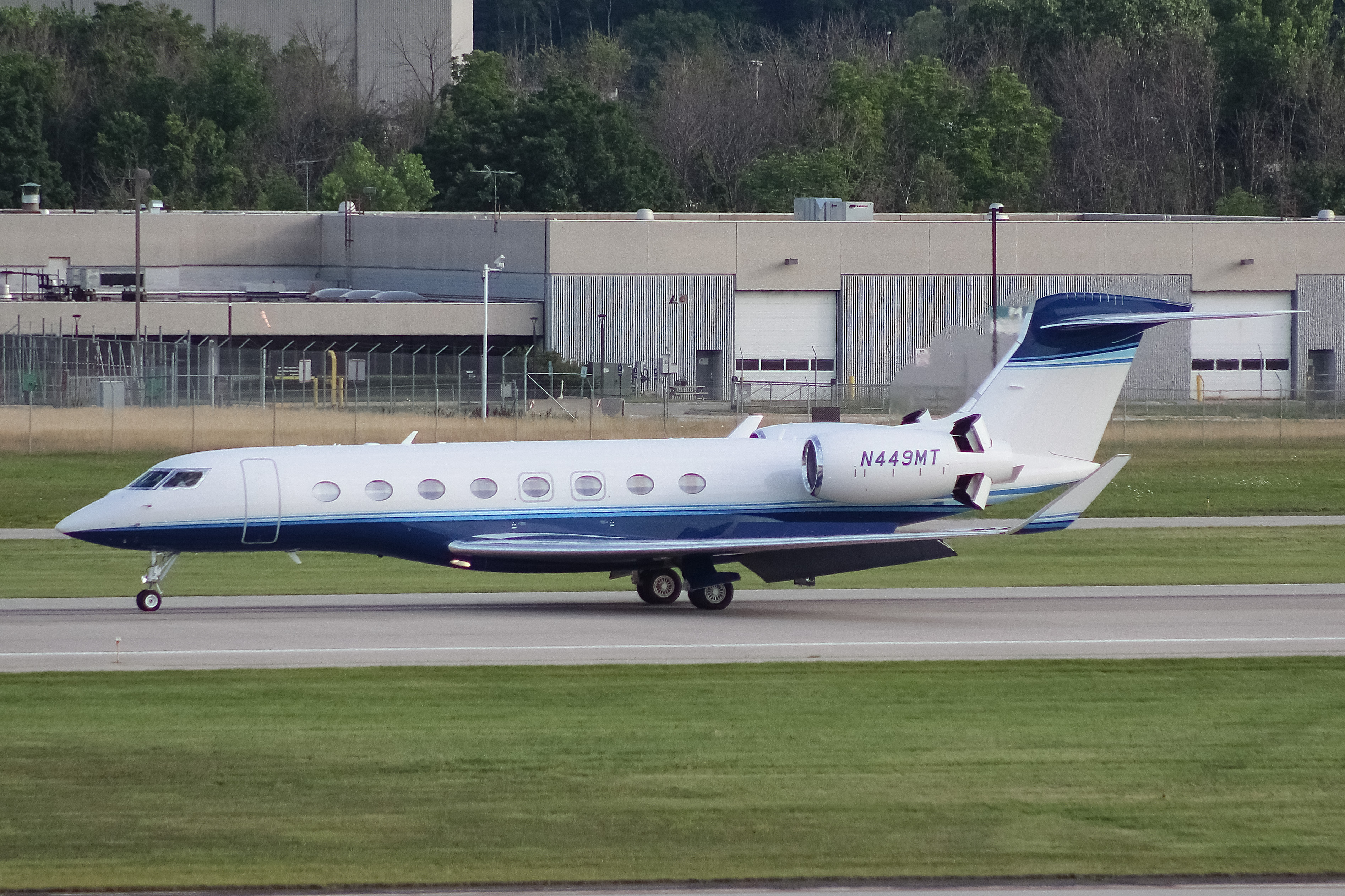 Full size: PRIVATE Gulfstream G650 N449MT at General Mitchell International Airport