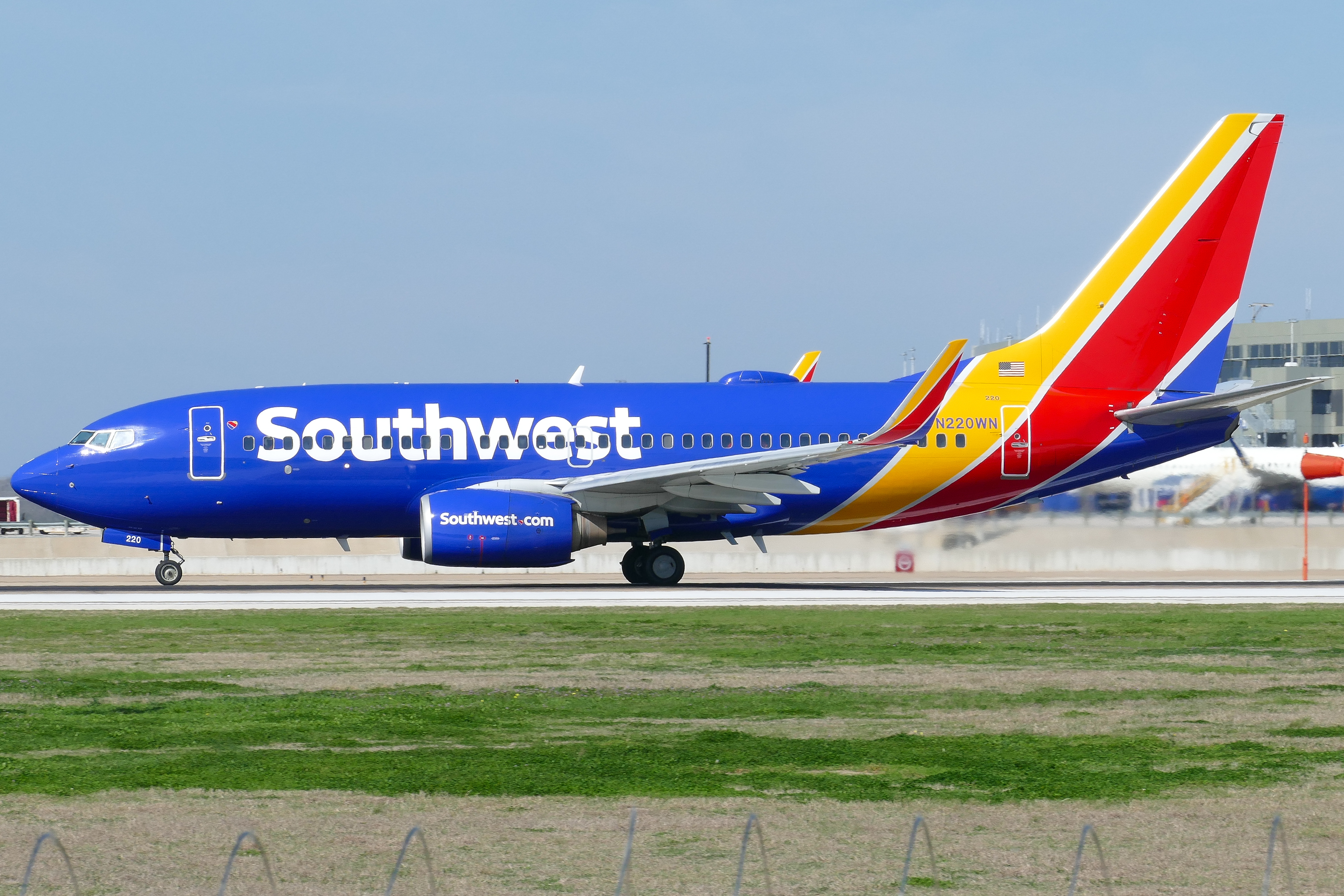 Full size: Southwest Airlines Boeing 737-700 N220WN at Austin-Bergstrom International Airport
