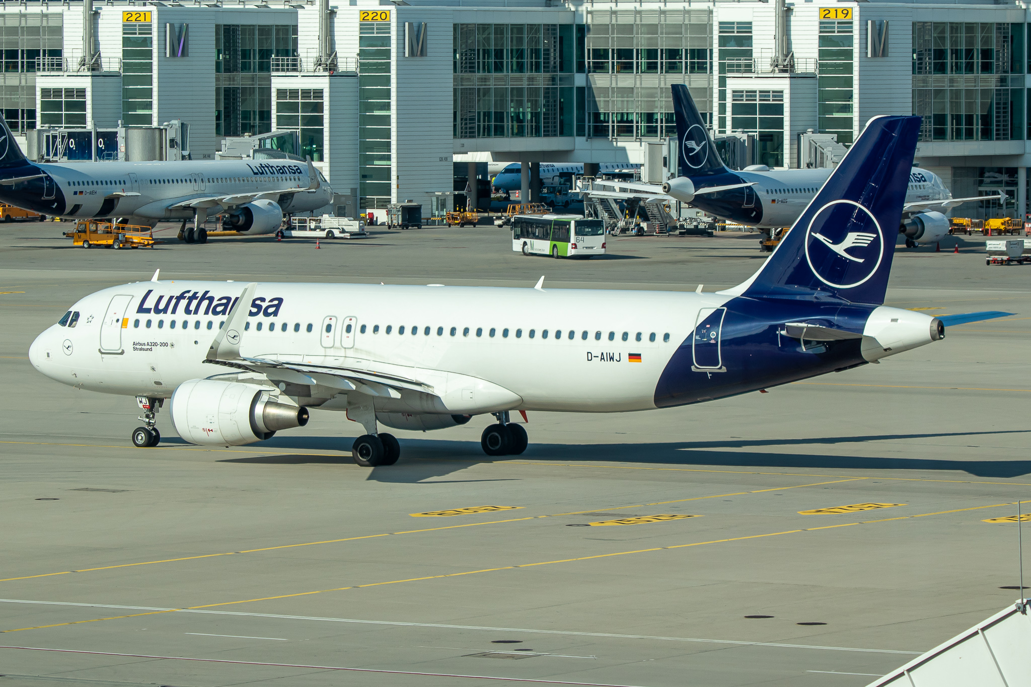 Full size: Lufthansa Airbus A320 D-AIWJ at Munich International Airport