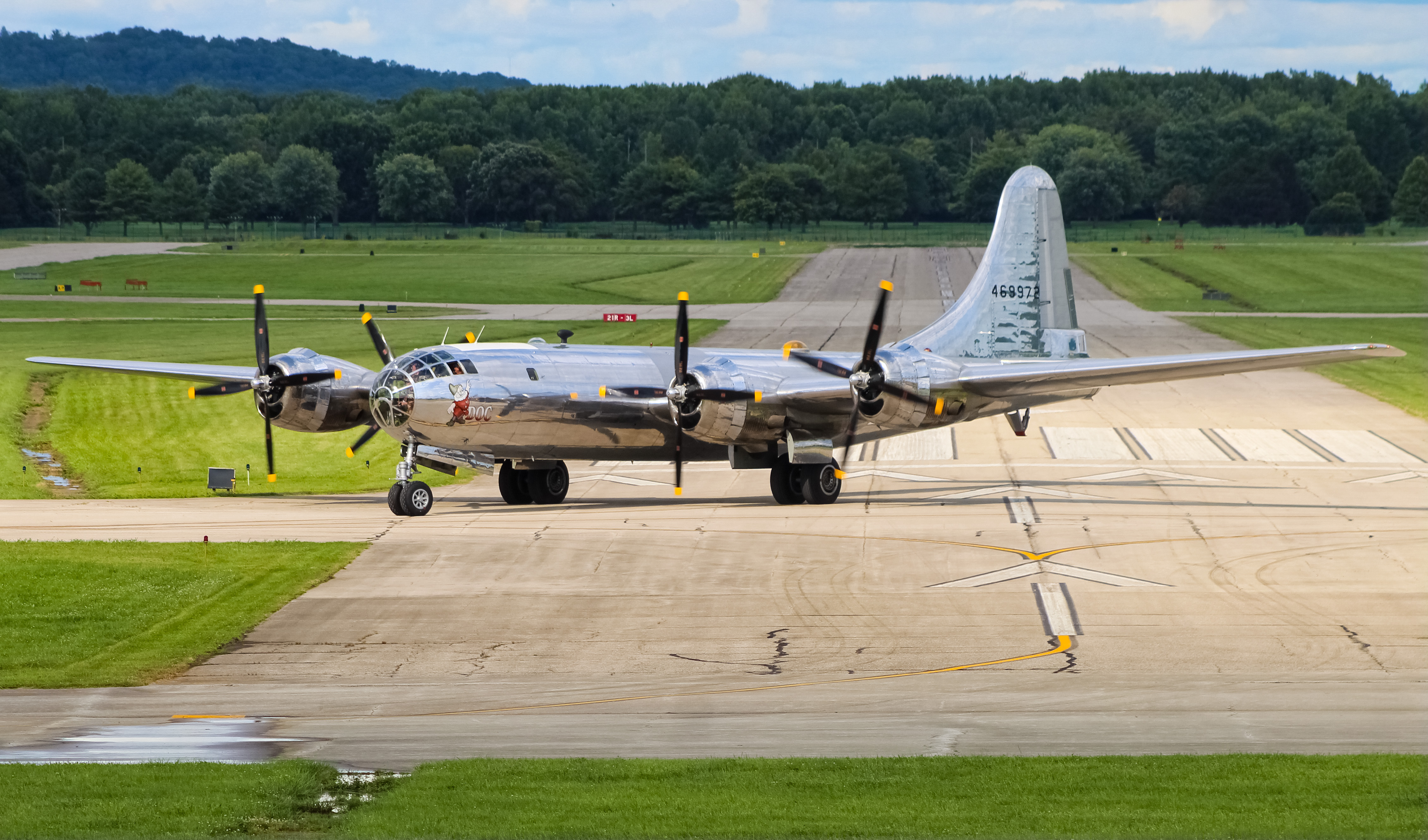 Full size: PRIVATE Boeing B-29 SuperFortress N69972 at Cincinnati Municipal Airport/Lunken Field