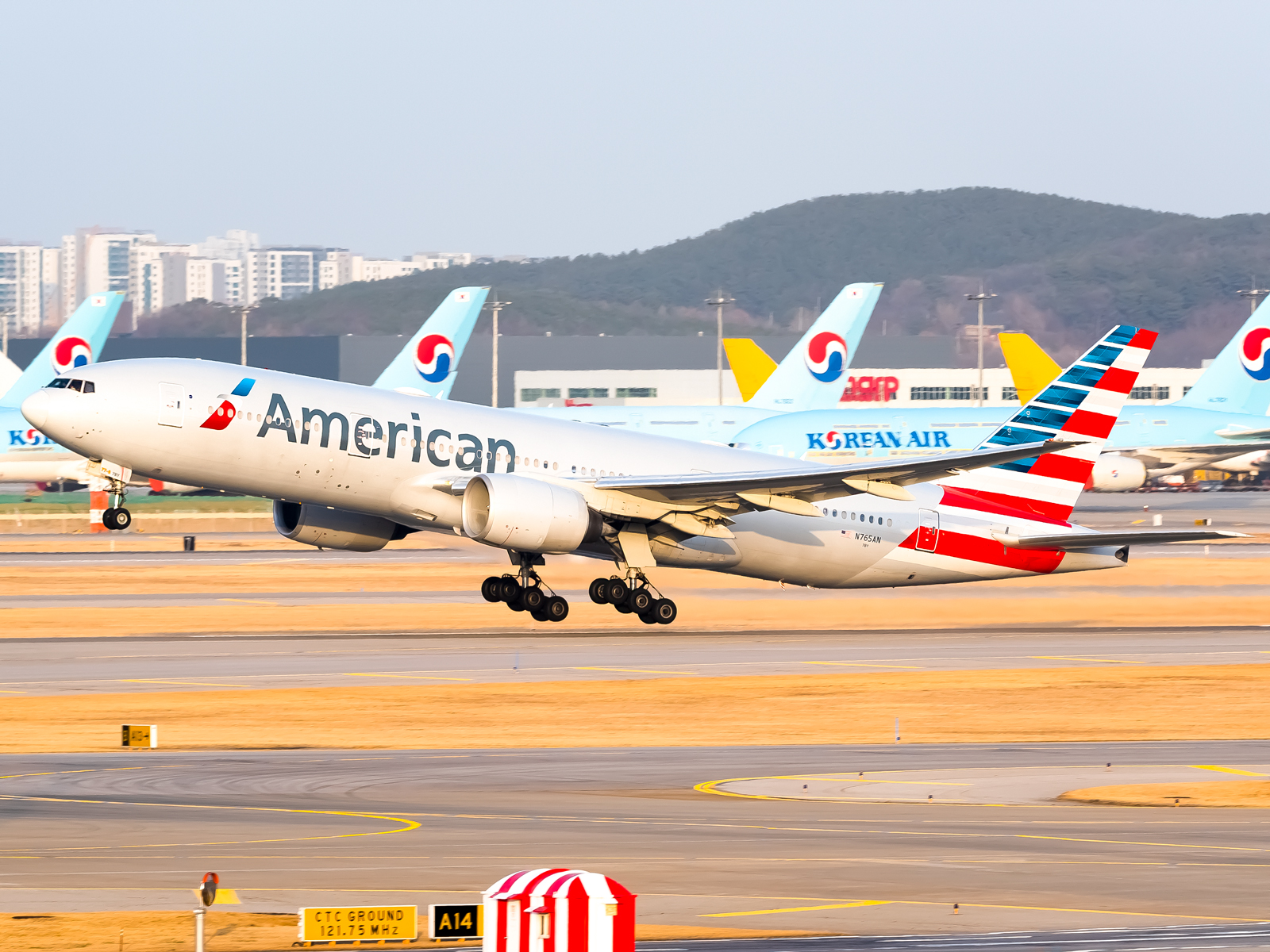 Full size: American Airlines Boeing 777-200ER N765AN at Seoul-Incheon International Airport