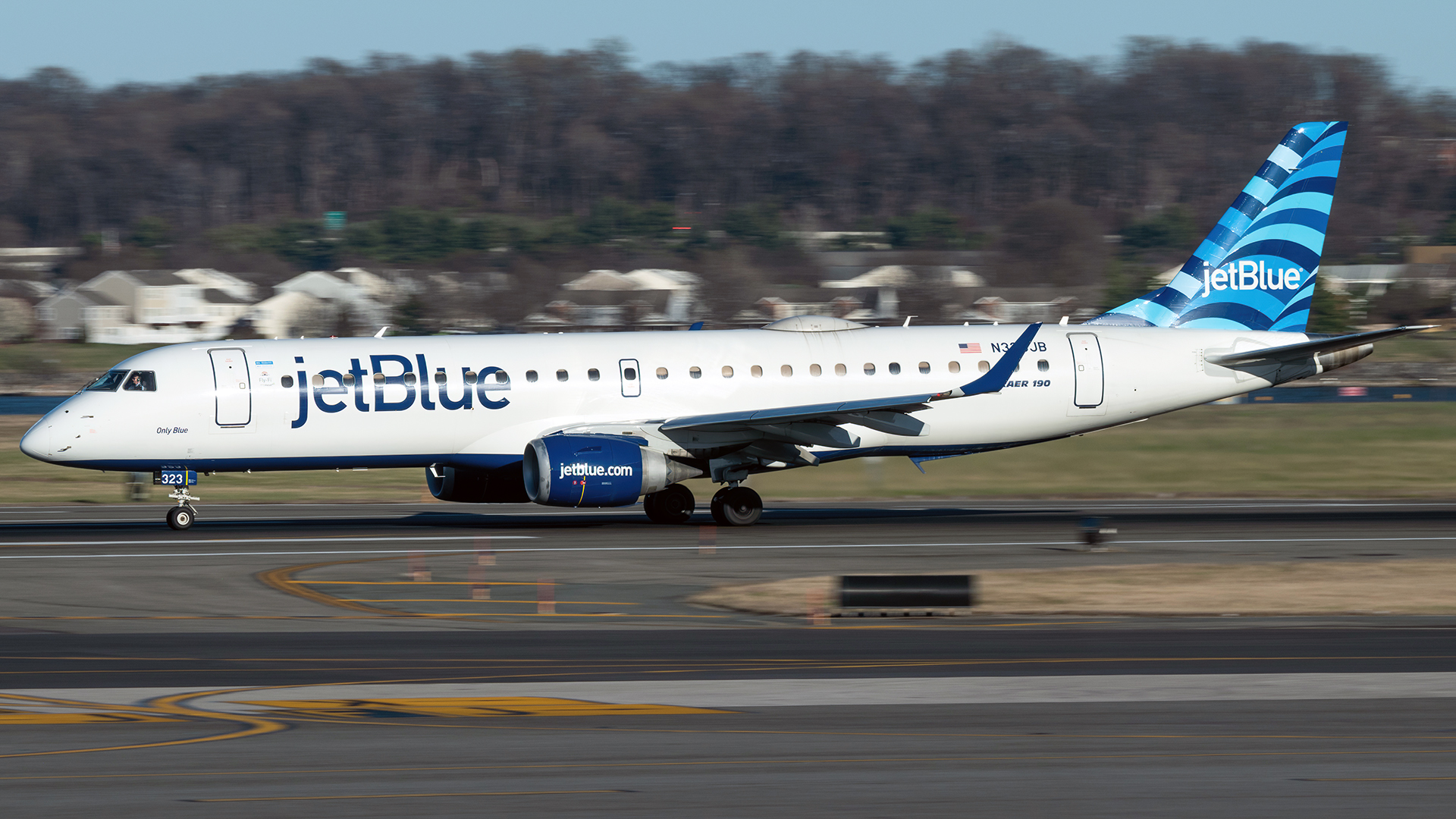 Full size: JetBlue Airways Embraer E190 N323JB at Ronald Reagan National Airport