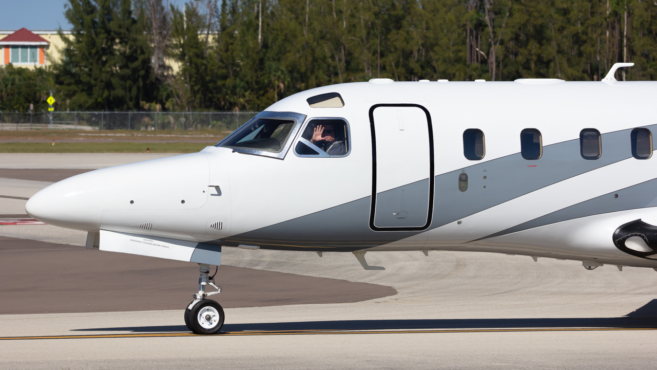 Full size: PRIVATE Gulfstream G100 N919DS at Naples Municipal Airport