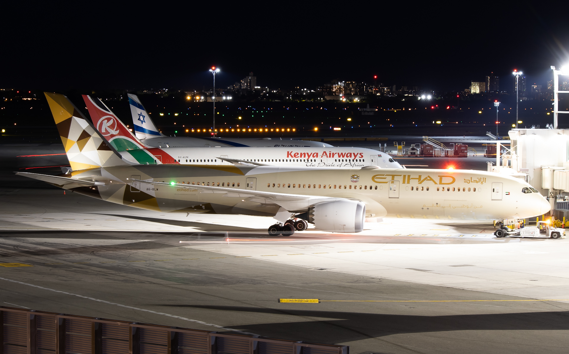 Full size: Etihad Airways Boeing 787-9 A6-BLW at John F. Kennedy International Airport