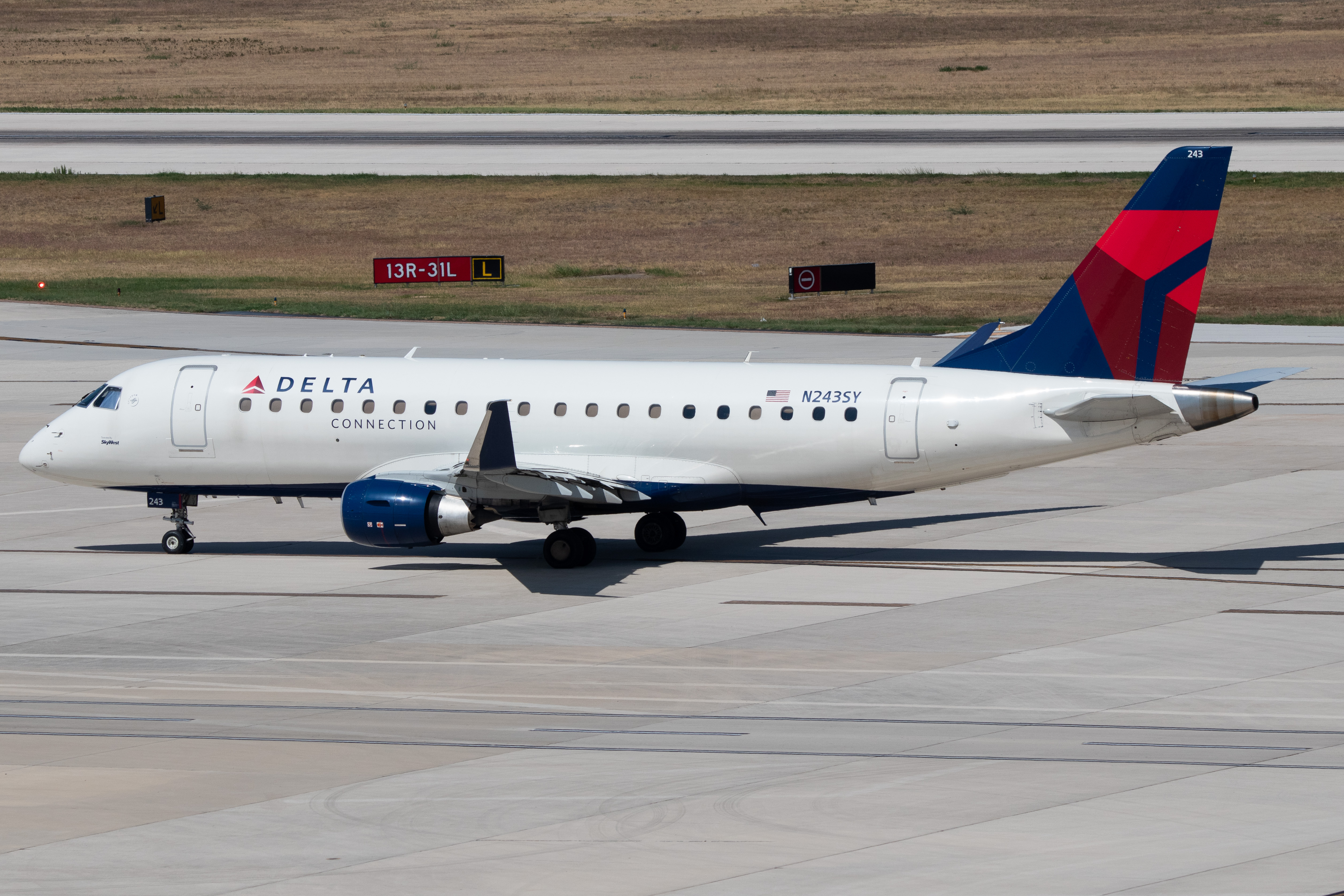 Full size: Delta Connection Embraer E175 N243SY at San Antonio International Airport