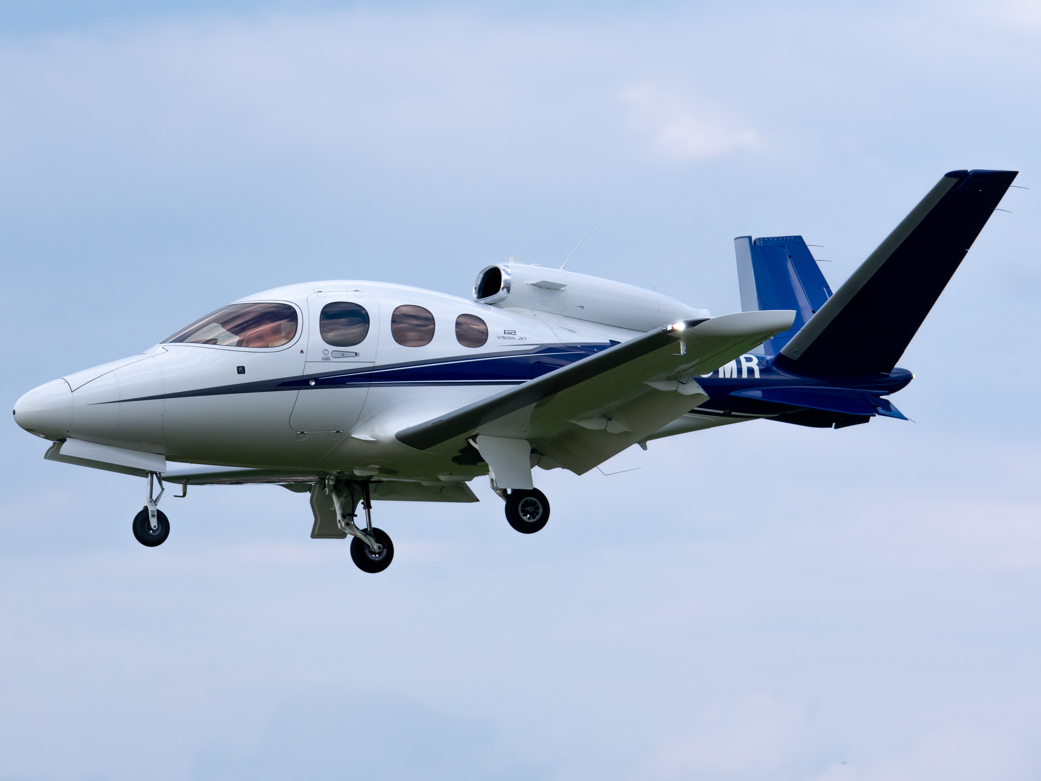 Full size: Citizen Aero Inc Cirrus SF50 N696MR at Montgomery County Airpark