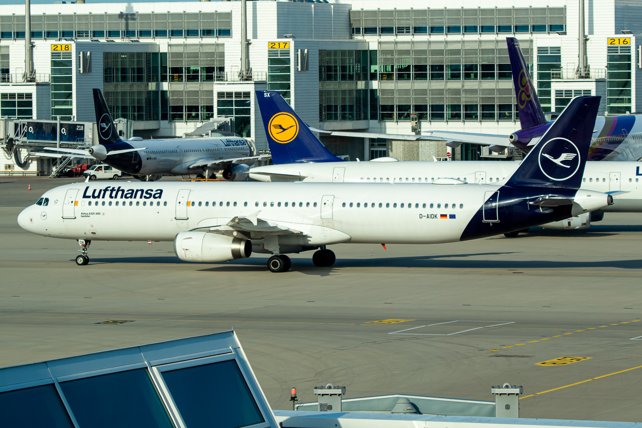 Full size: Lufthansa Airbus A321-200 D-AIDK at Munich International Airport