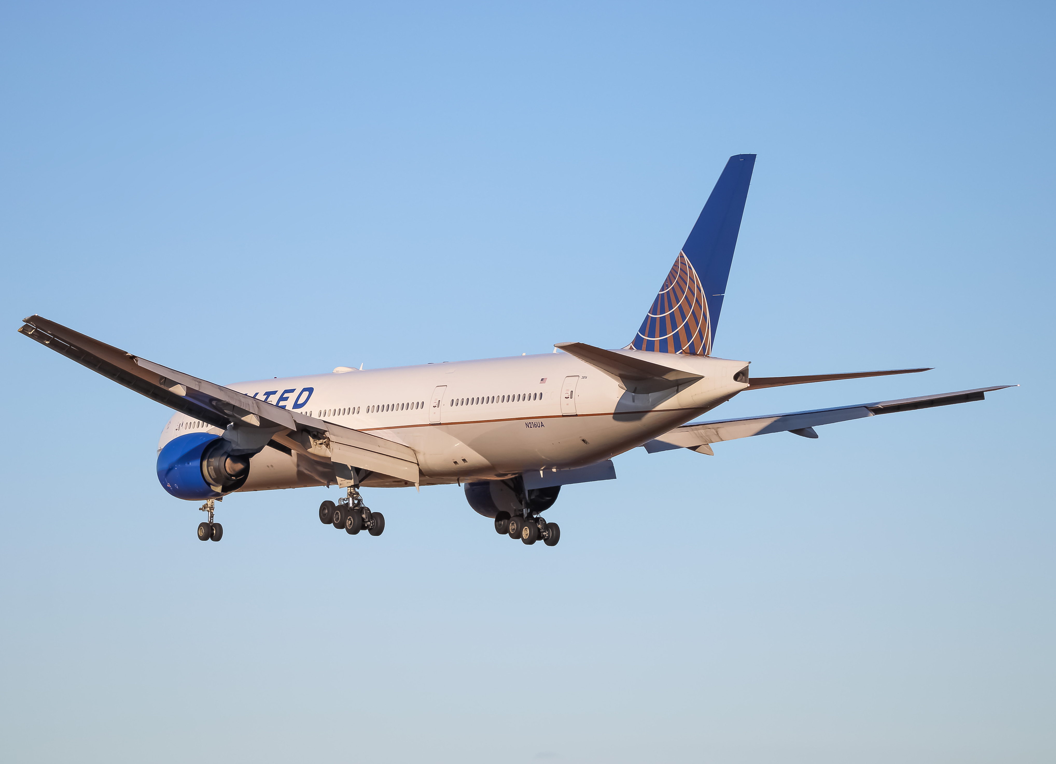 Full size: United Airlines Boeing 777-200ER N216UA at Washington Dulles International Airport