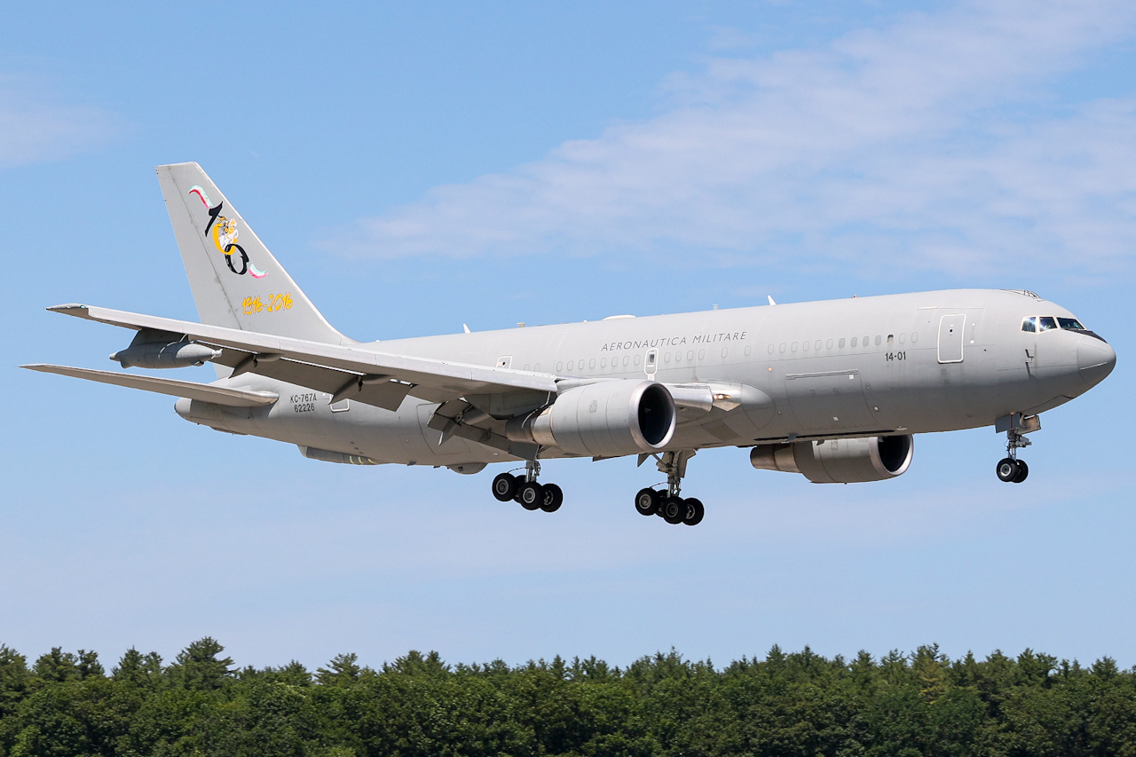 Full size: Italian Air Force Boeing KC-767A MM62226 at Portsmouth International Airport at Pease