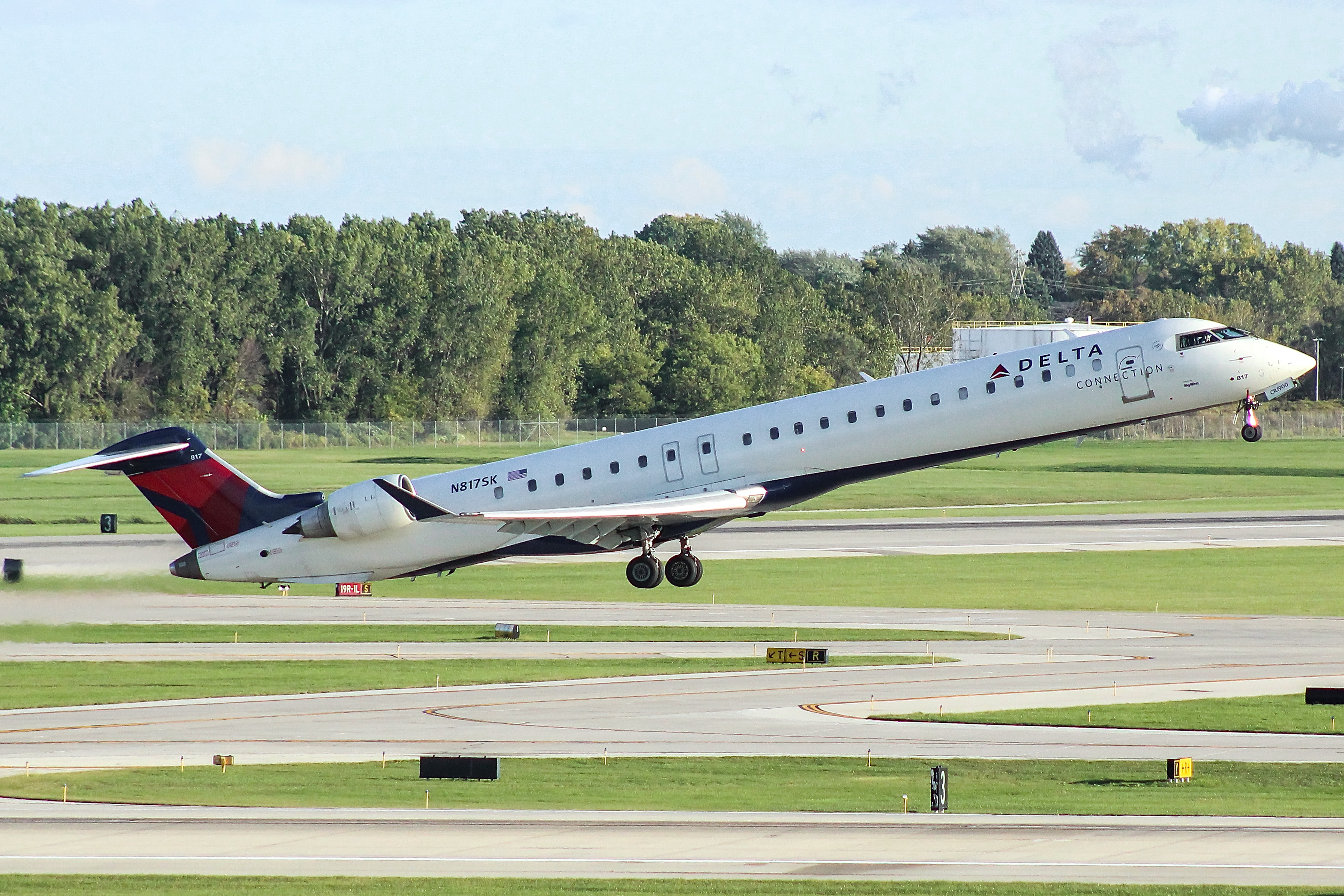 Full size: Delta Connection Mitsubishi CRJ-900 N817SK at General Mitchell International Airport