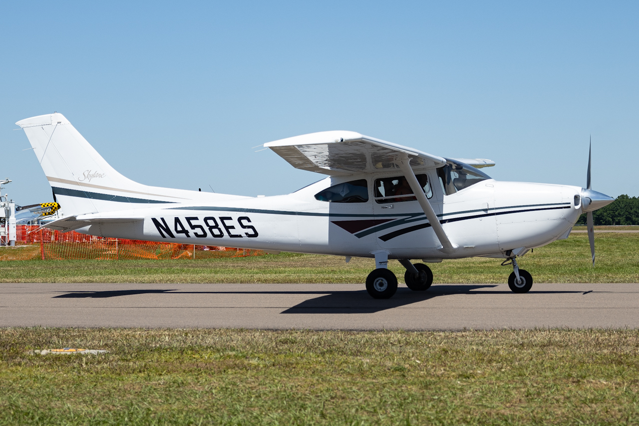Full size: PRIVATE Cessna 182 Skylane N458ES at Lakeland Linder International Airport