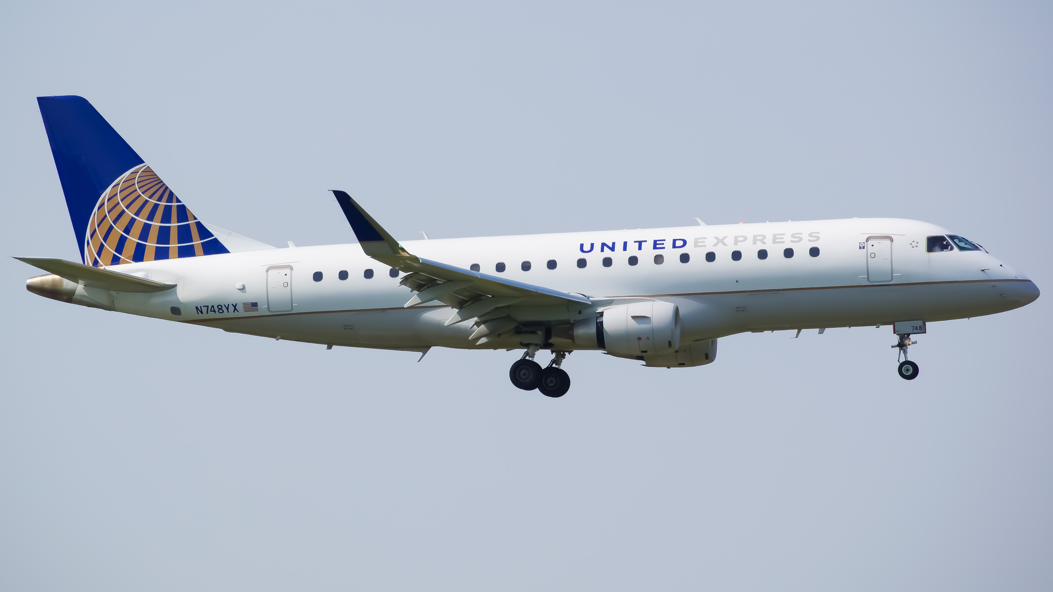 Full size: United Express Embraer E175 N748YX at Chicago O'Hare International Airport