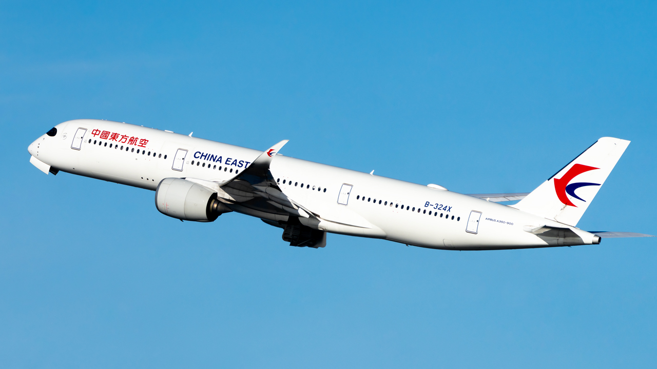 Full size: China Eastern Airlines Airbus A350-900 B-324X at Vancouver International Airport