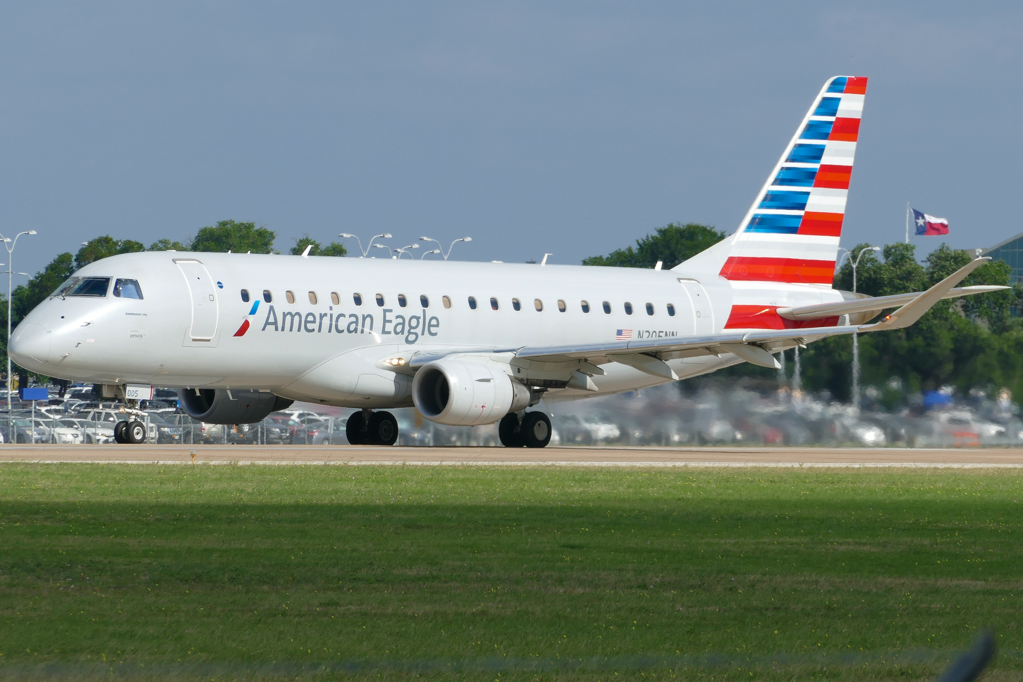 Full size: American Eagle Embraer E175 N205NN at Austin-Bergstrom International Airport