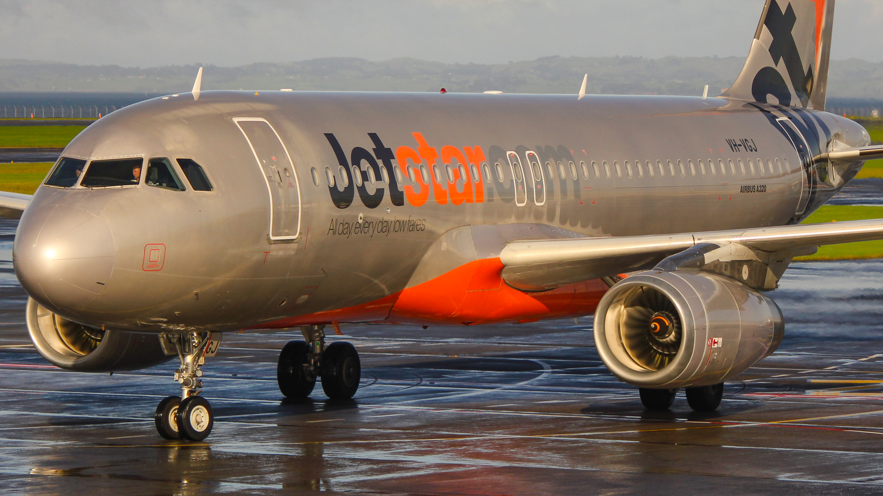 Full size: JetStar Airways Airbus A320 VH-VGJ at Auckland International Airport