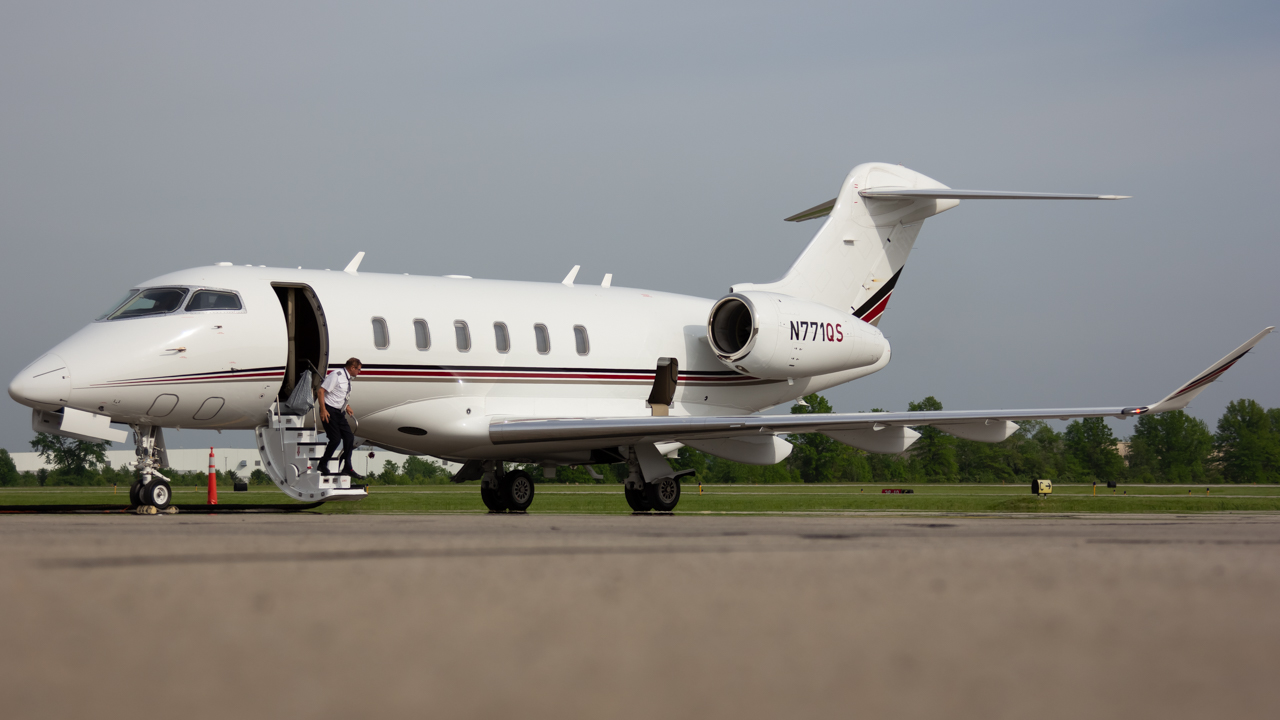Full size: NetJets Bombardier Challenger 350  N771QS at Delaware Municipal Airport
