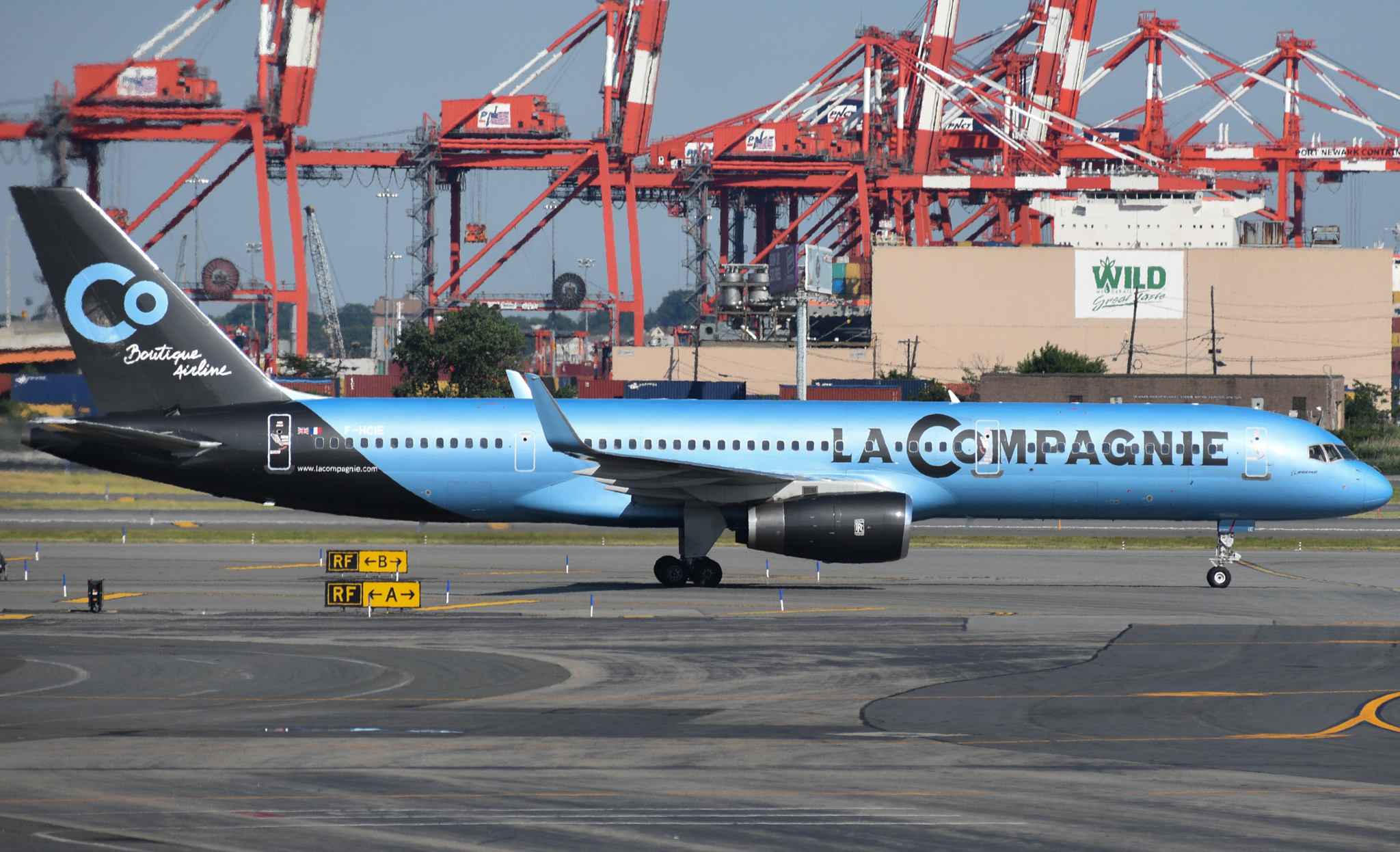 Full size: La Compagnie Boeing 757-200 F-HICE at Newark Liberty International Airport