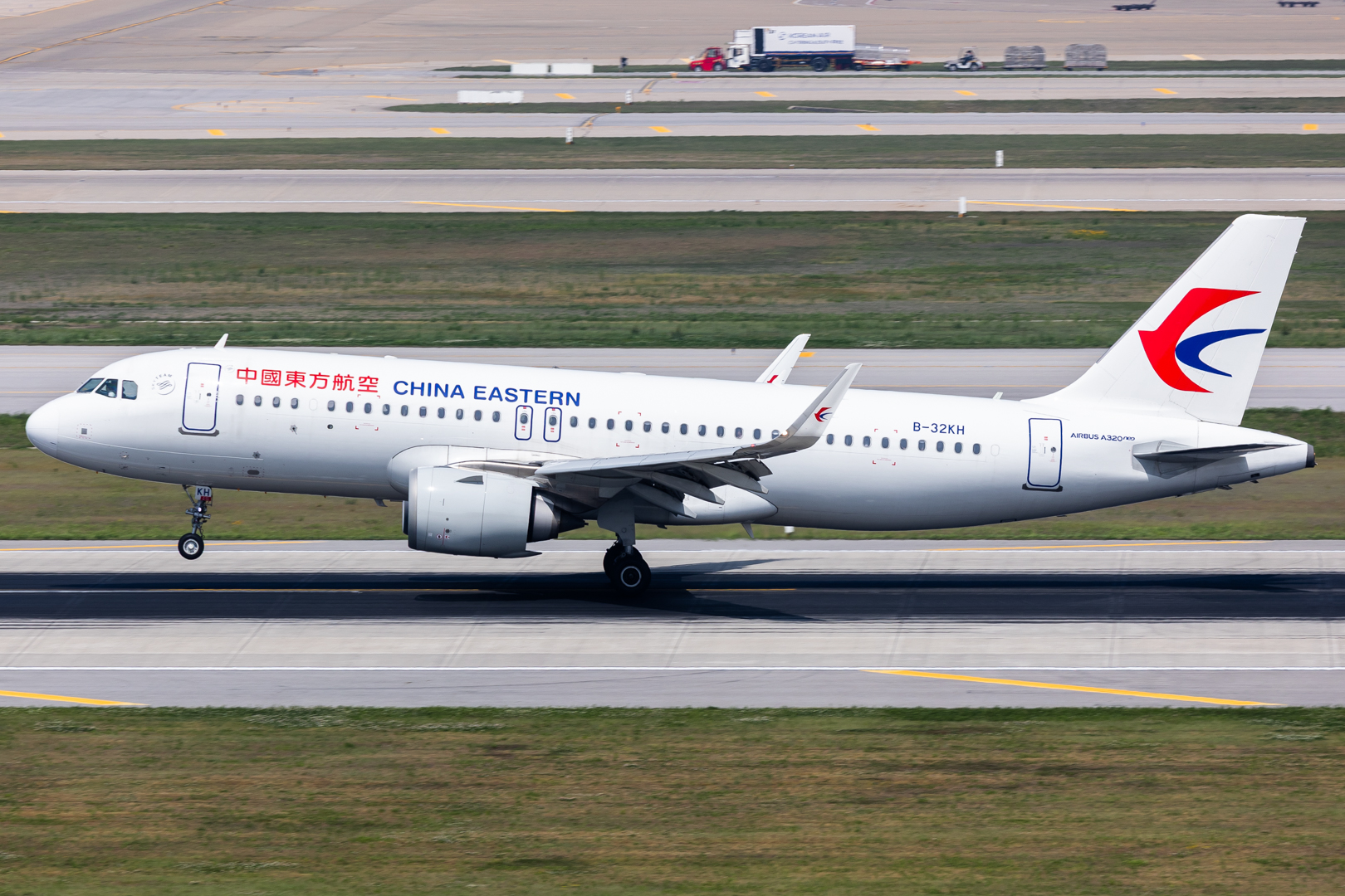 Full size: China Eastern Airlines Airbus A320NEO B-32KH at Seoul-Incheon International Airport