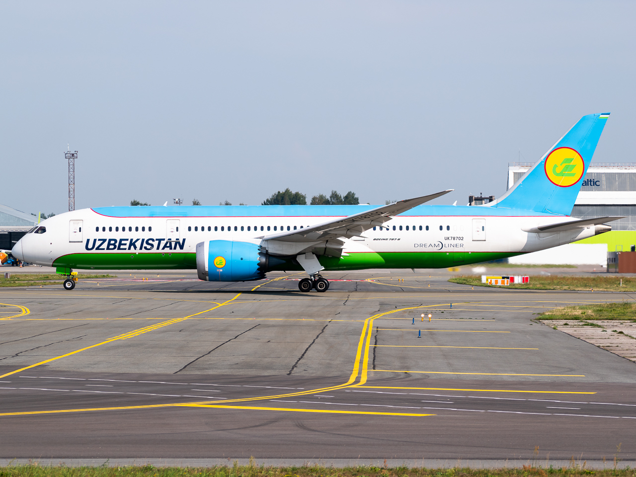 Full size: Uzbekistan Airways Boeing 787-8 UK78702 at Riga International Airport