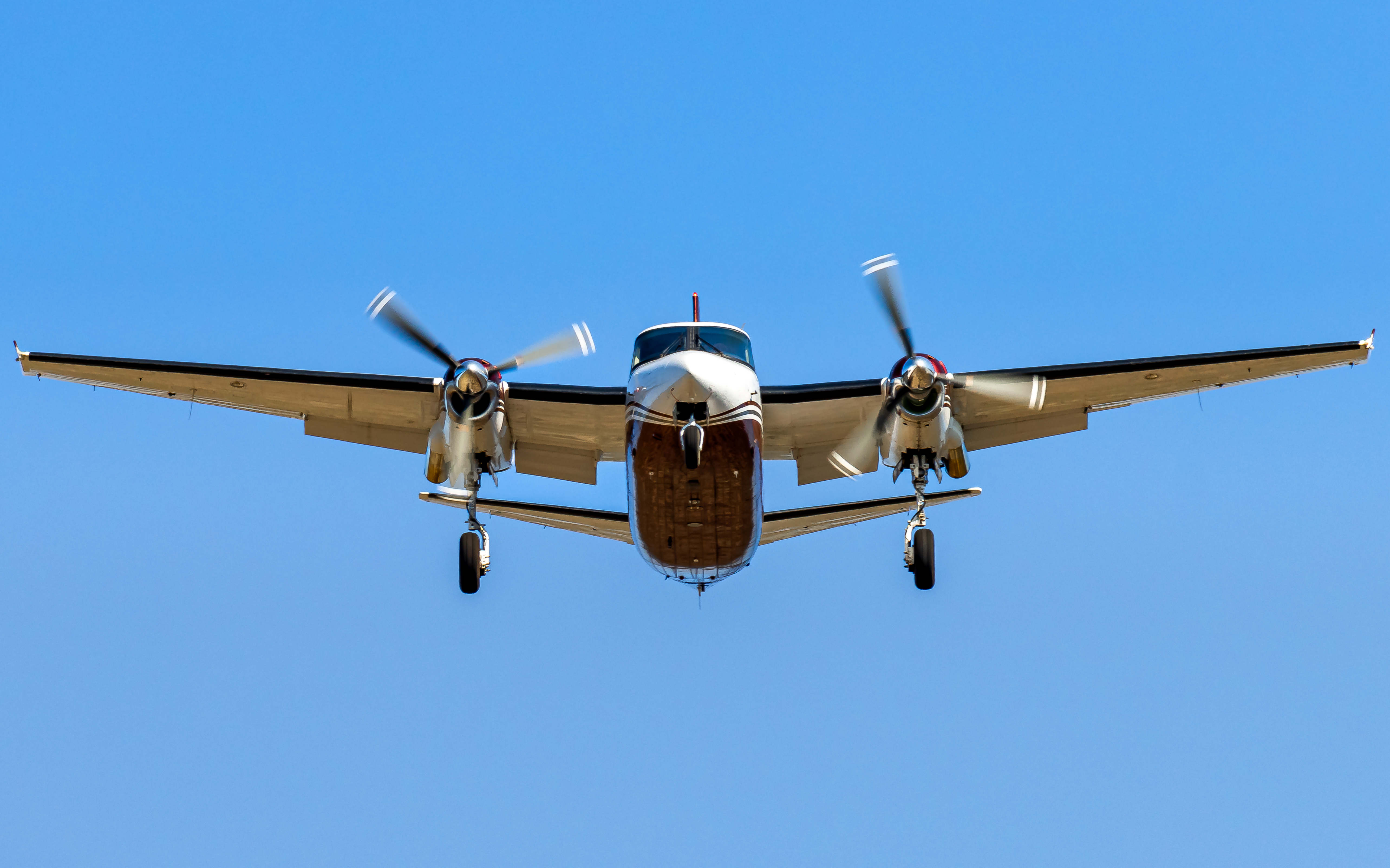 Full size: PRIVATE Rockwell 690B N721TB at Roberts Field Airport