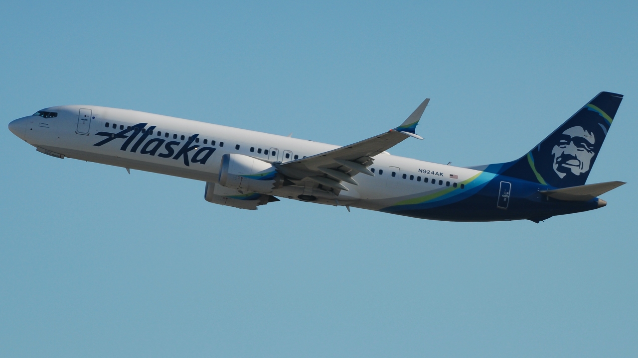 Full size: Alaska Airlines Boeing 737 MAX 9 N924AK at Los Angeles International Airport