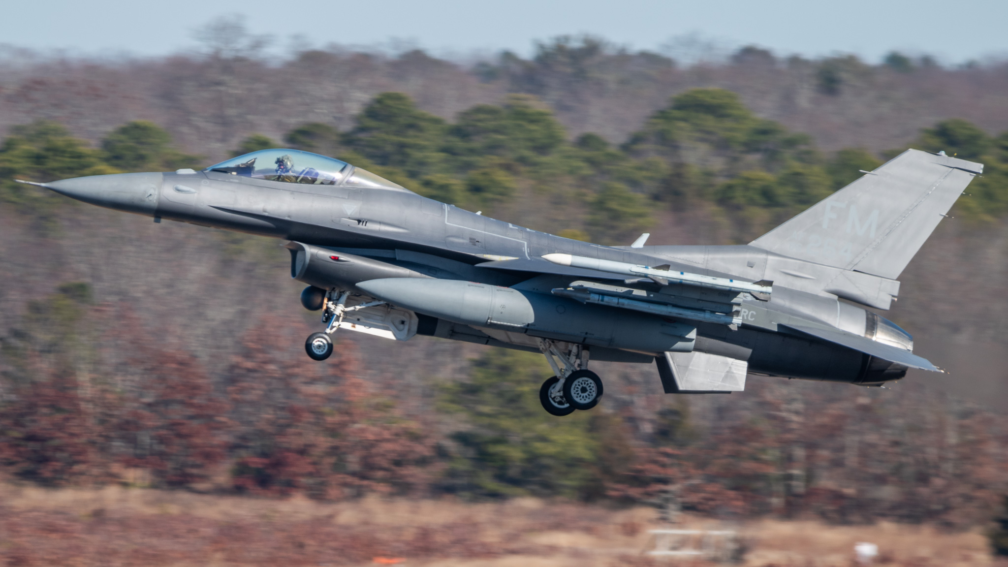 Full size: USAF - United States Air Force General Dynamics F-16 Fighting Falcon 86-0264 at Atlantic City International Airport