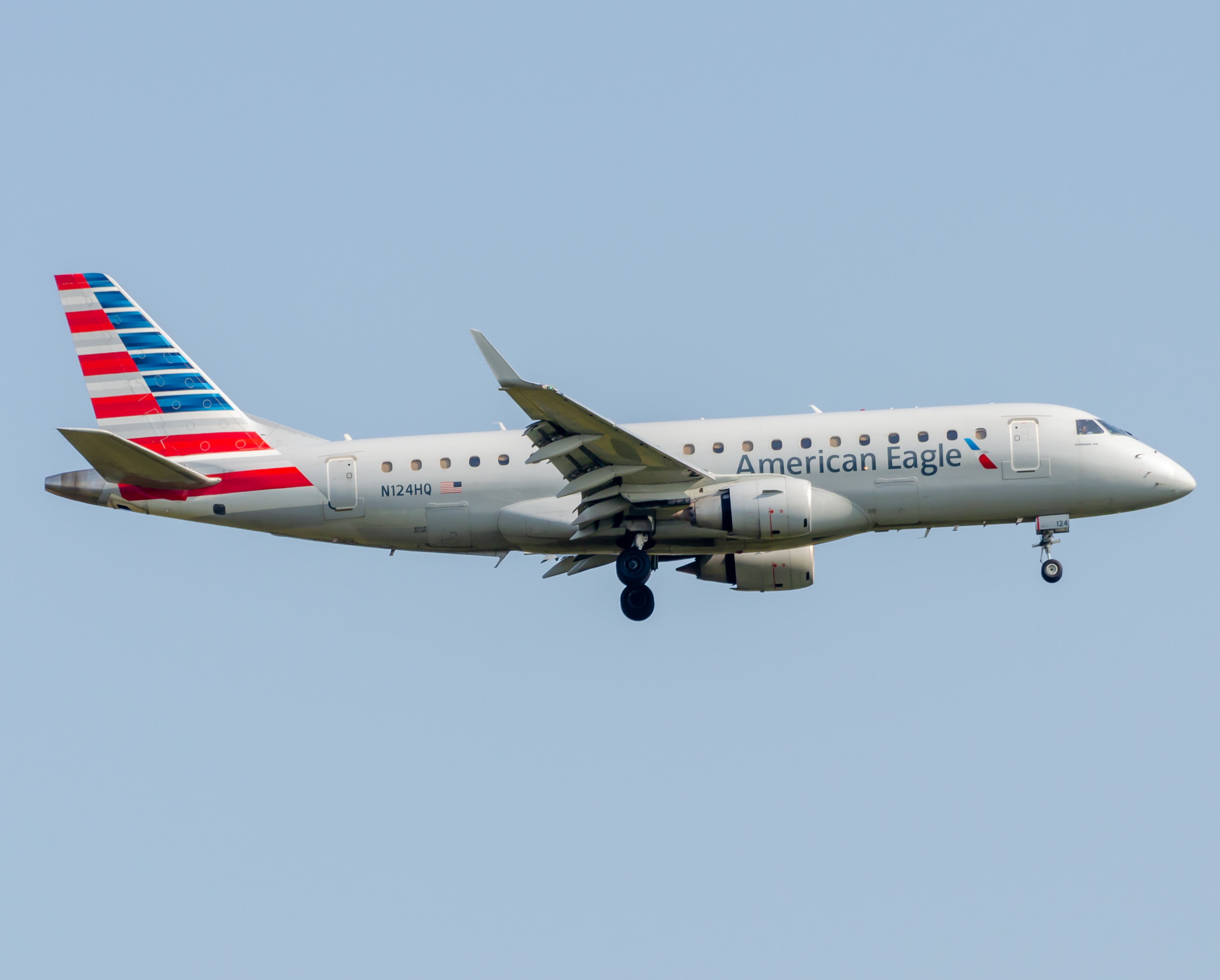 Full size: American Eagle Embraer E175 N124HQ at John F. Kennedy International Airport
