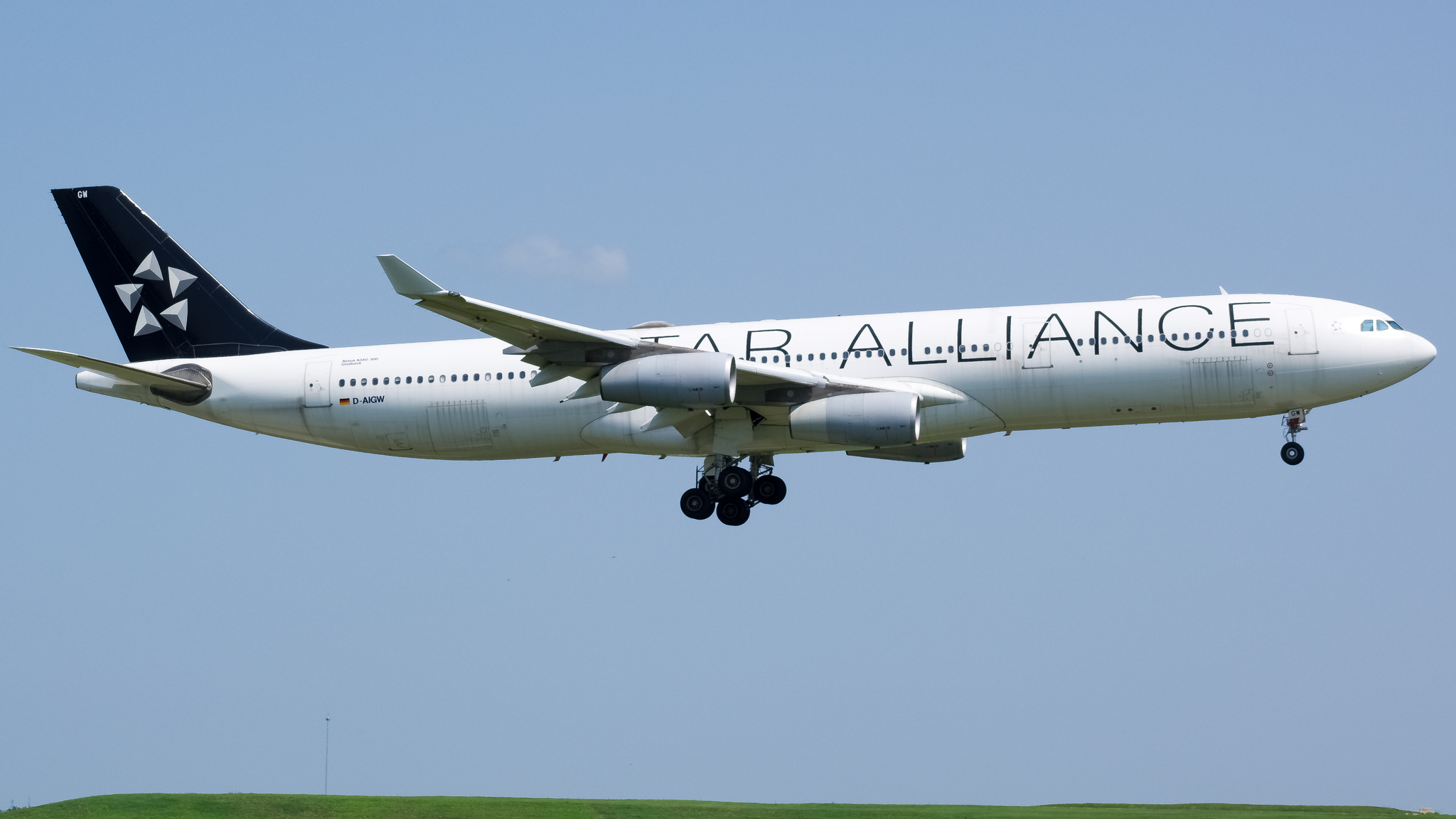 Full size: Lufthansa Airbus A340-300 D-AIGW at Chicago O'Hare International Airport