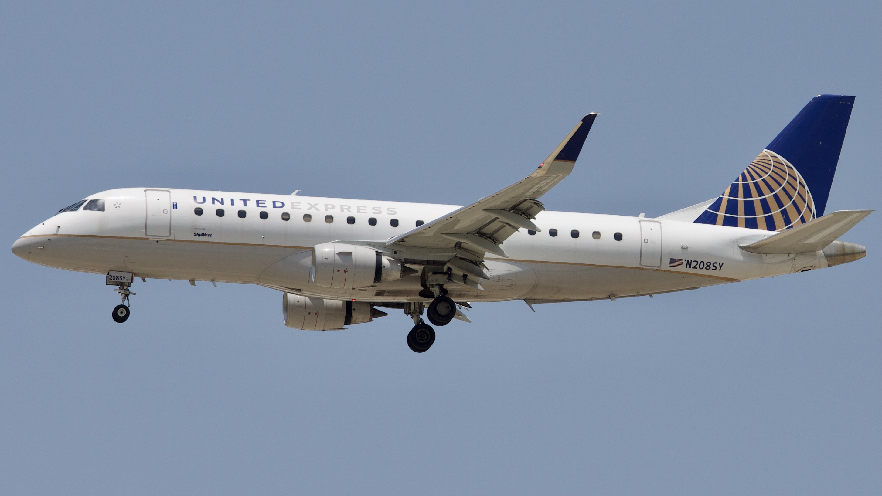 Full size: United Express Embraer E175 N208SY at Houston-George Bush Intercontinental Airport