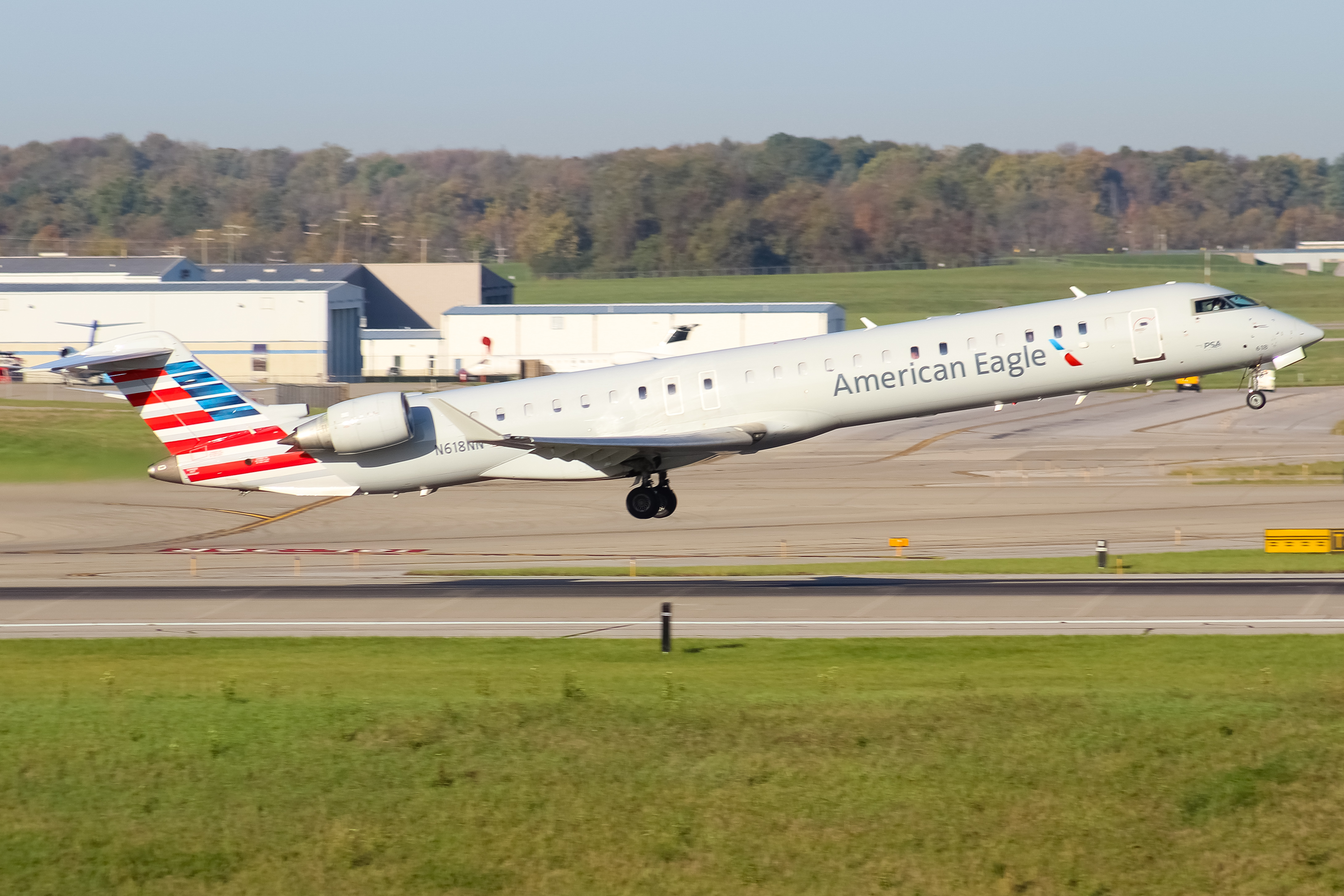 Full size: American Eagle Mitsubishi CRJ-900 N618NN at Cincinnati/Northern Kentucky International Airport
