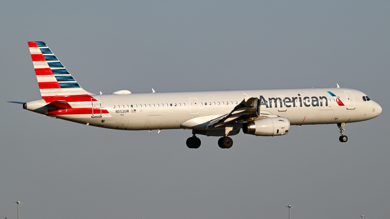 Full size: American Airlines Airbus A321-200 N552UW at Dallas-Fort Worth International Airport