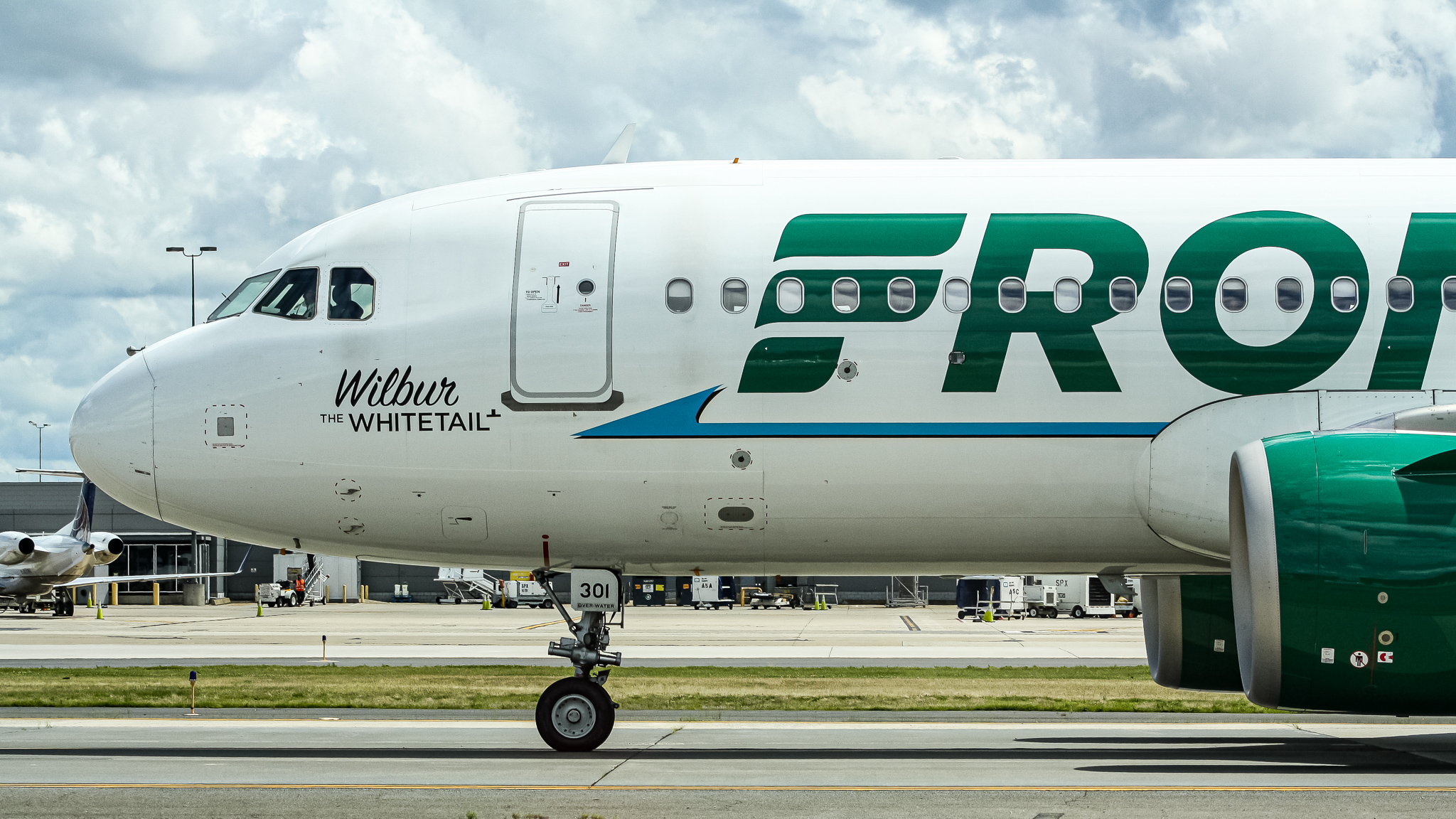 Full size: Frontier Airlines Airbus A320 NEO N301FR at Washington Dulles International Airport