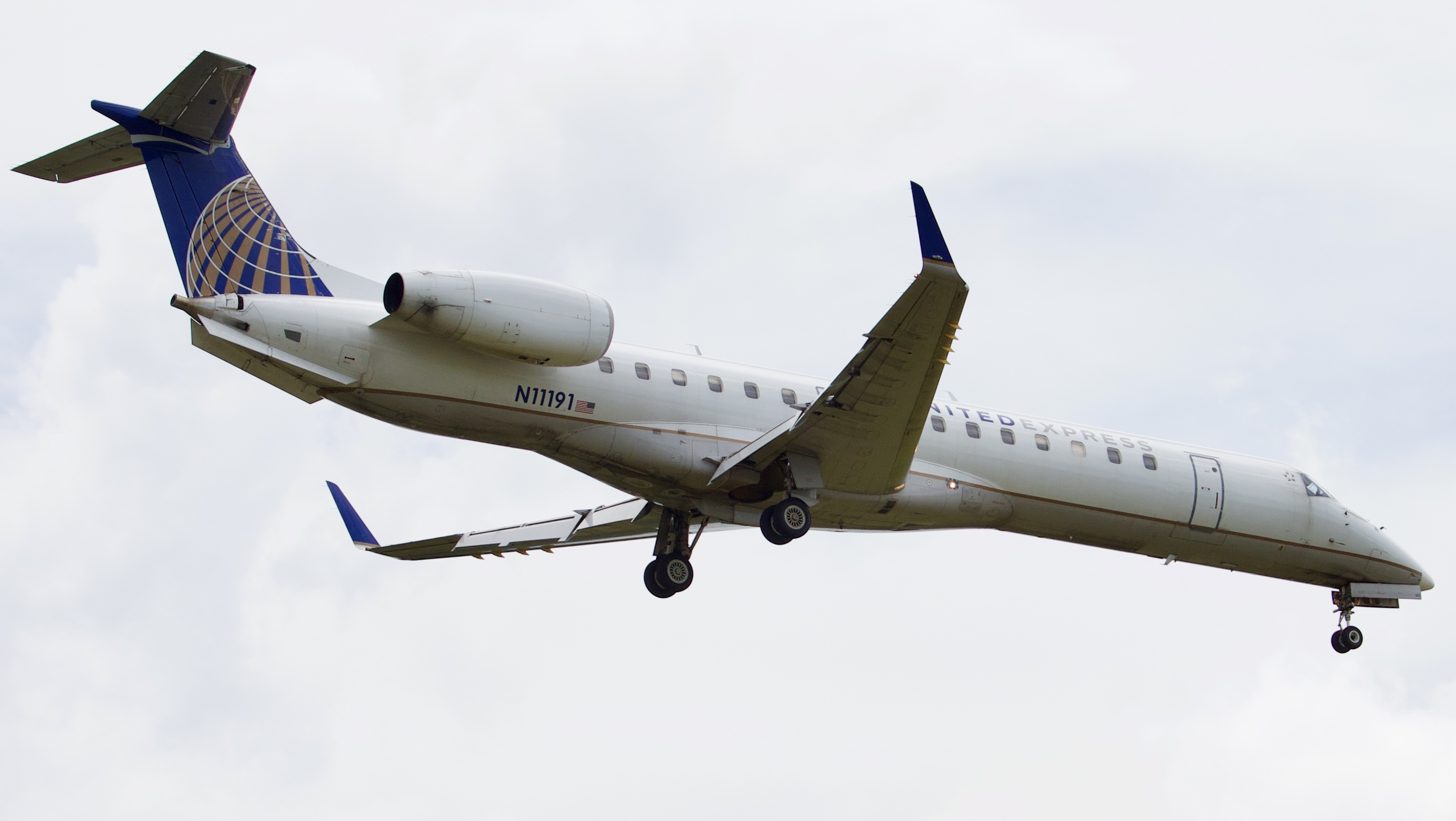 Full size: United Express Embraer ERJ145 N11191 at Houston-George Bush Intercontinental Airport
