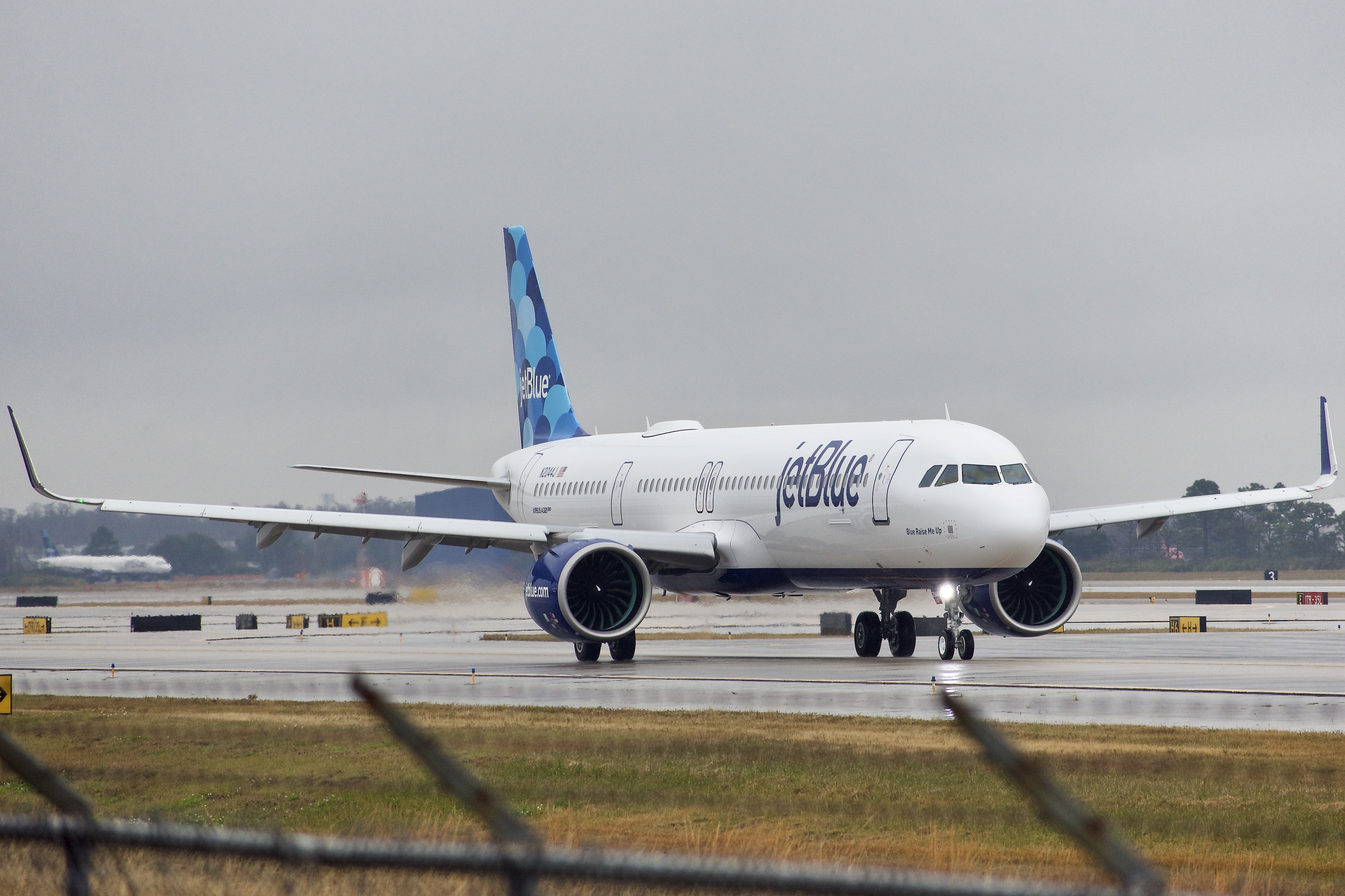 Full size: JetBlue Airways Airbus A321NEO N2044J at Orlando International Airport