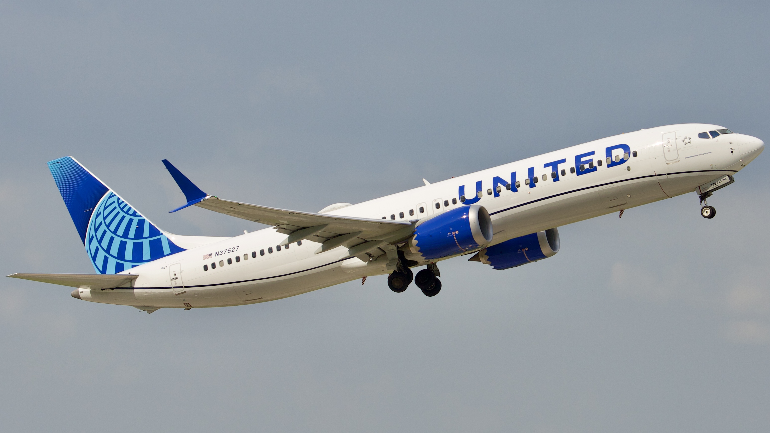 Full size: United Airlines Boeing 737 MAX 9 N37527 at Houston-George Bush Intercontinental Airport