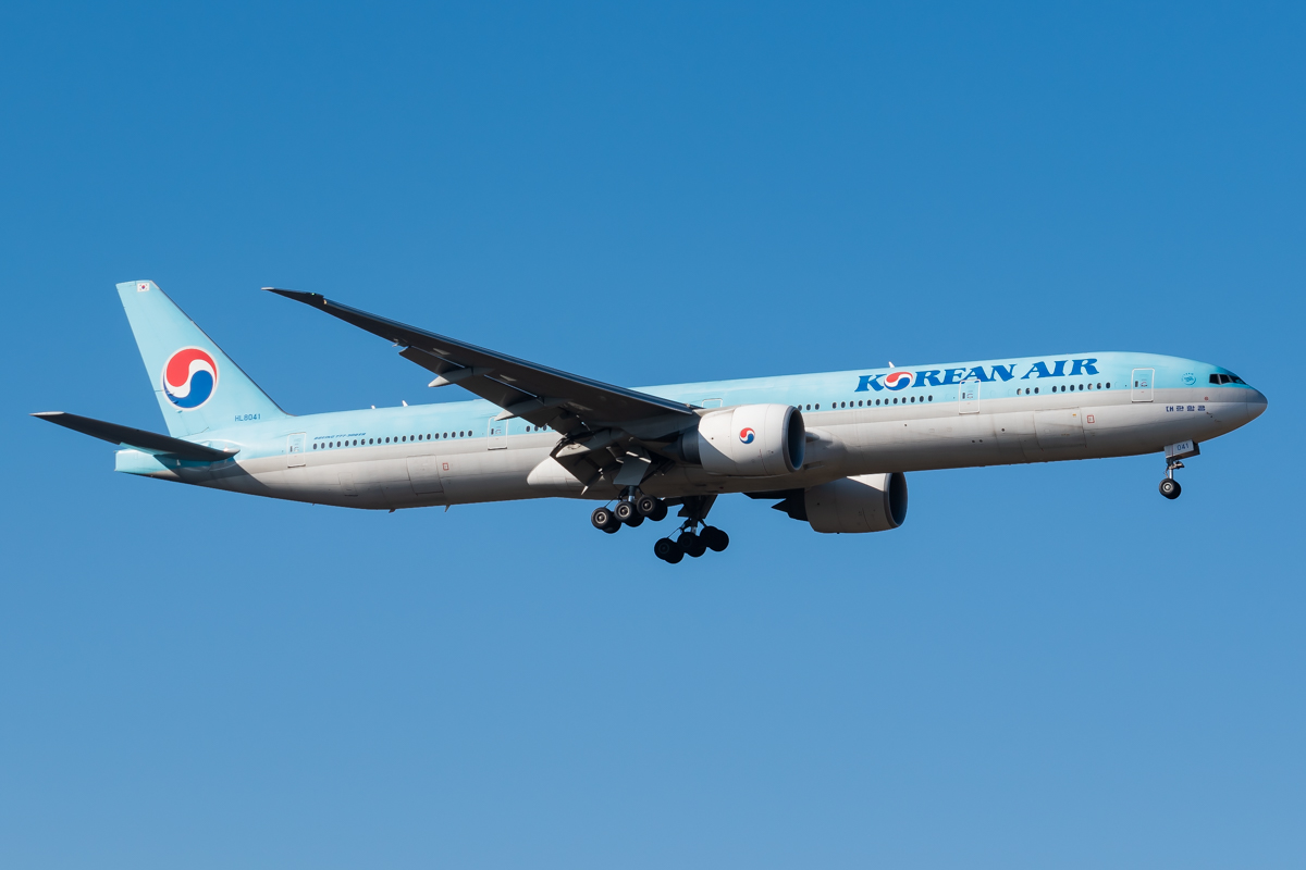 Full size: Korean Air Boeing 777-300 HL8041 at Frankfurt International Airport