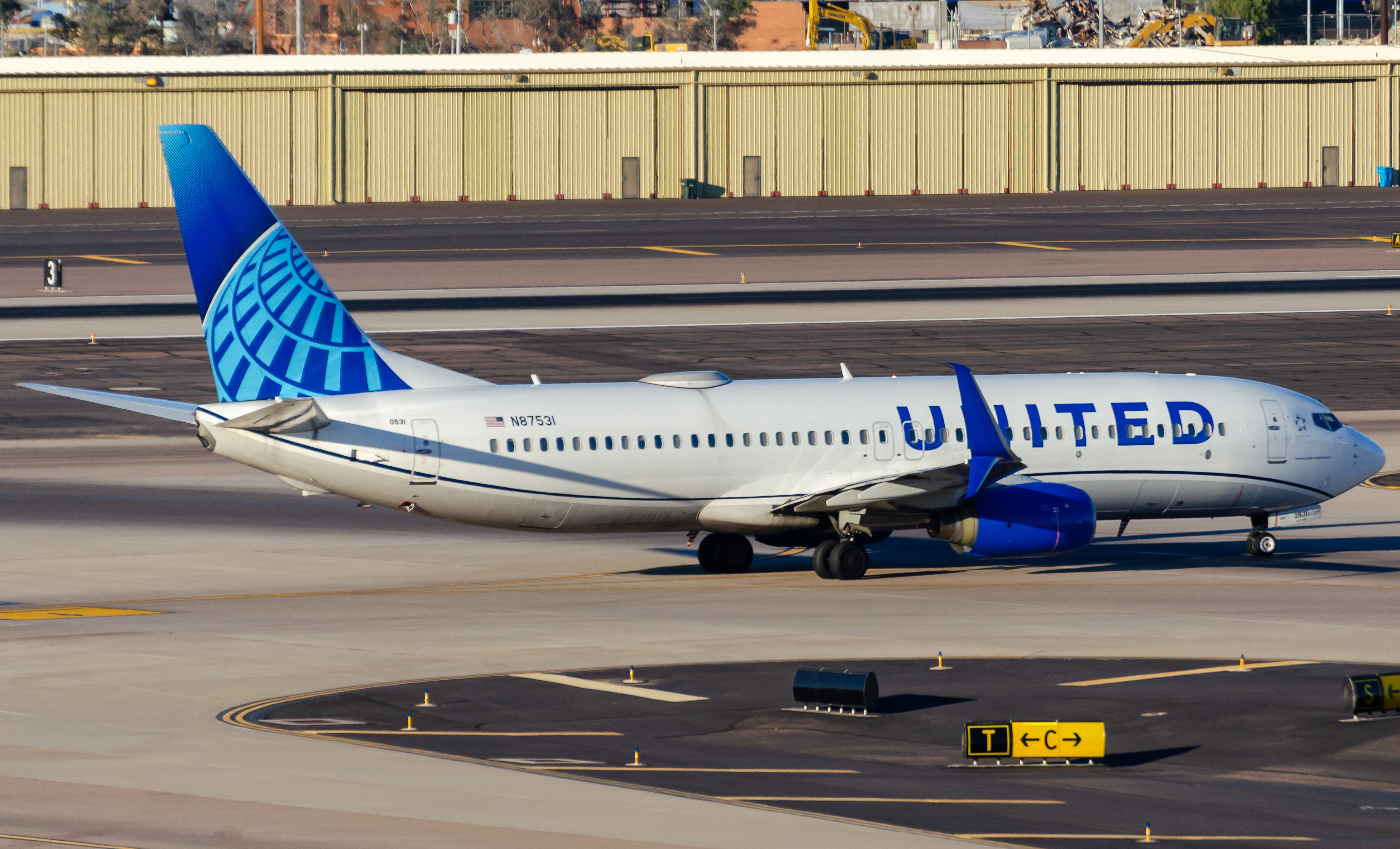 Full size: United Airlines Boeing 737-800 N87531 at Phoenix Sky Harbor International Airport