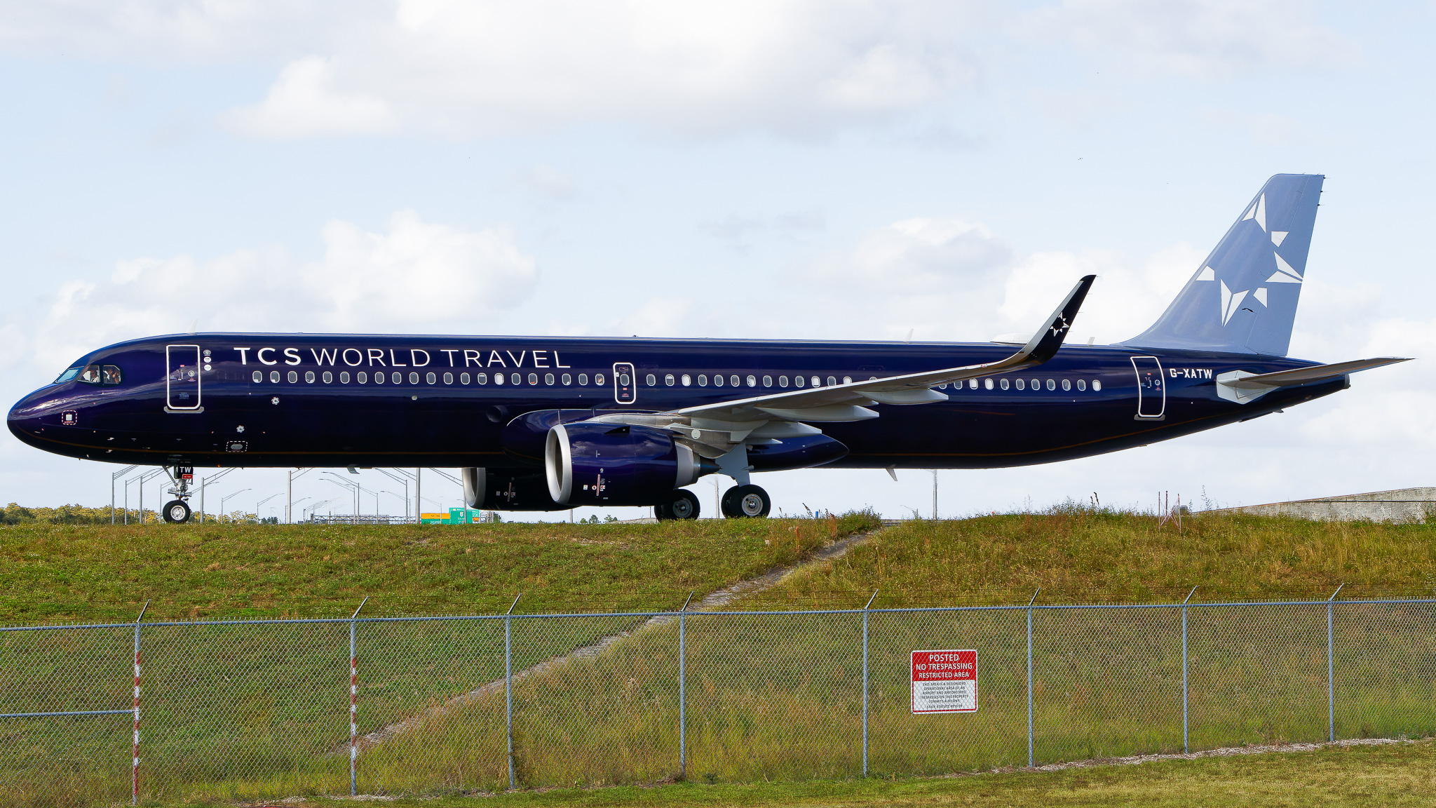 Full size: Titan Airways Airbus A321NEO G-XATW at Orlando International Airport