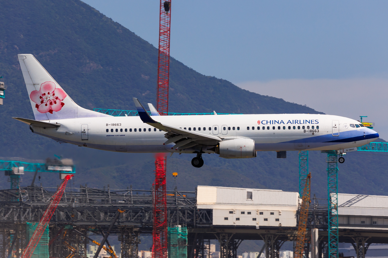 Full size: China Airlines Boeing 737-800 B-18663 at Hong Kong International Airport