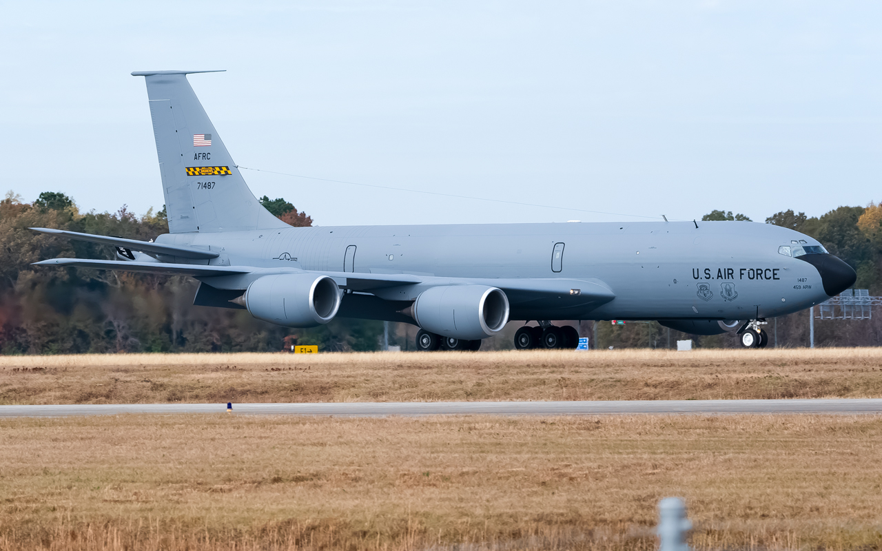 Full size: USAF - United States Air Force Boeing KC-135 Stratotanker 57-1487 at Savannah/Hilton Head International Airport
