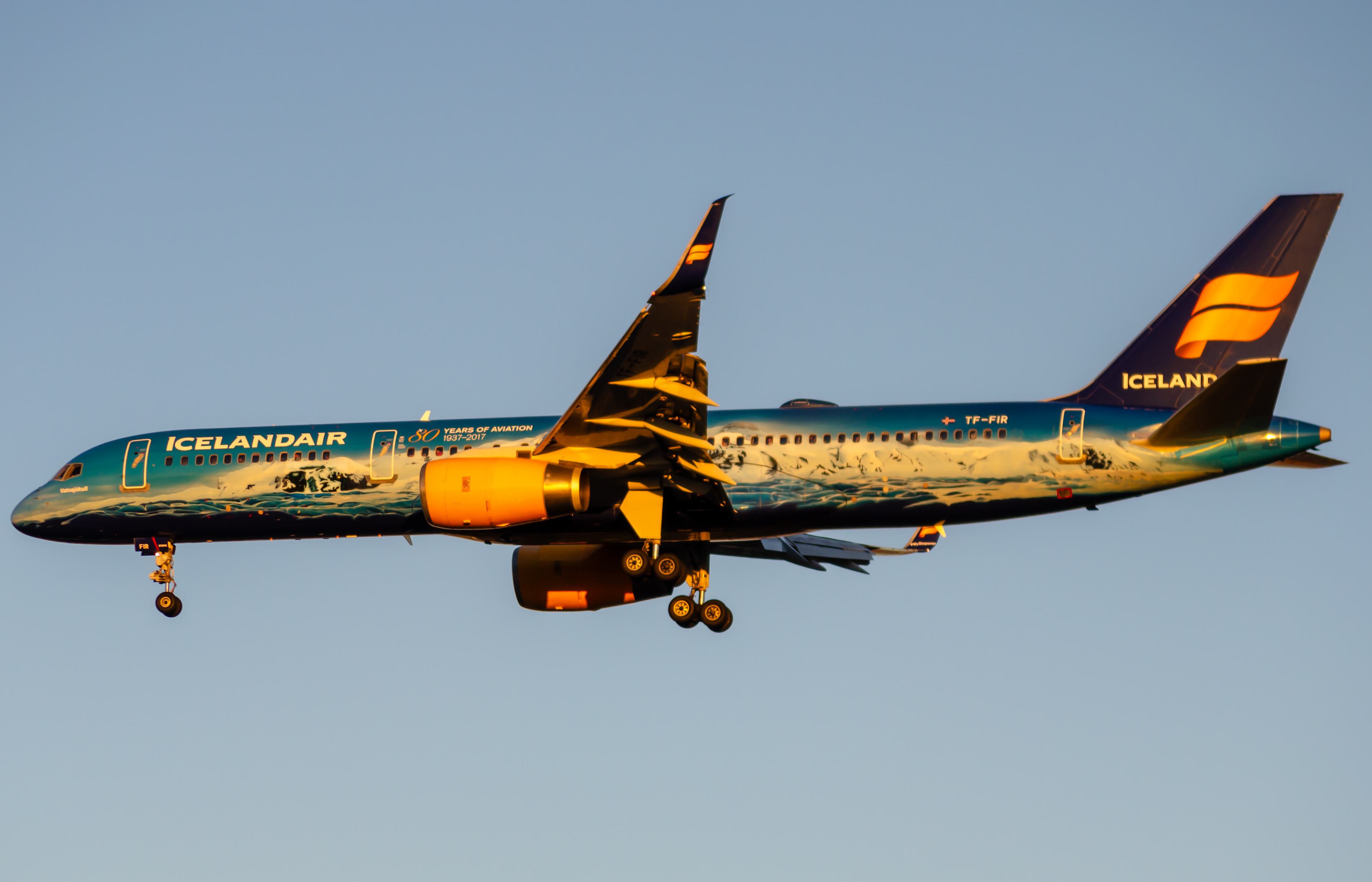 Full size: Icelandair Boeing 757-200 TF-FIR at Newark Liberty International Airport