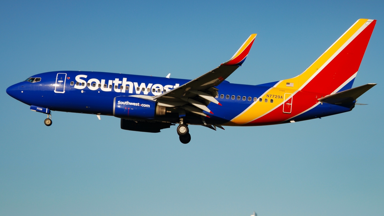 Full size: Southwest Airlines Boeing 737-700 N7729A at Dallas Love Field Airport