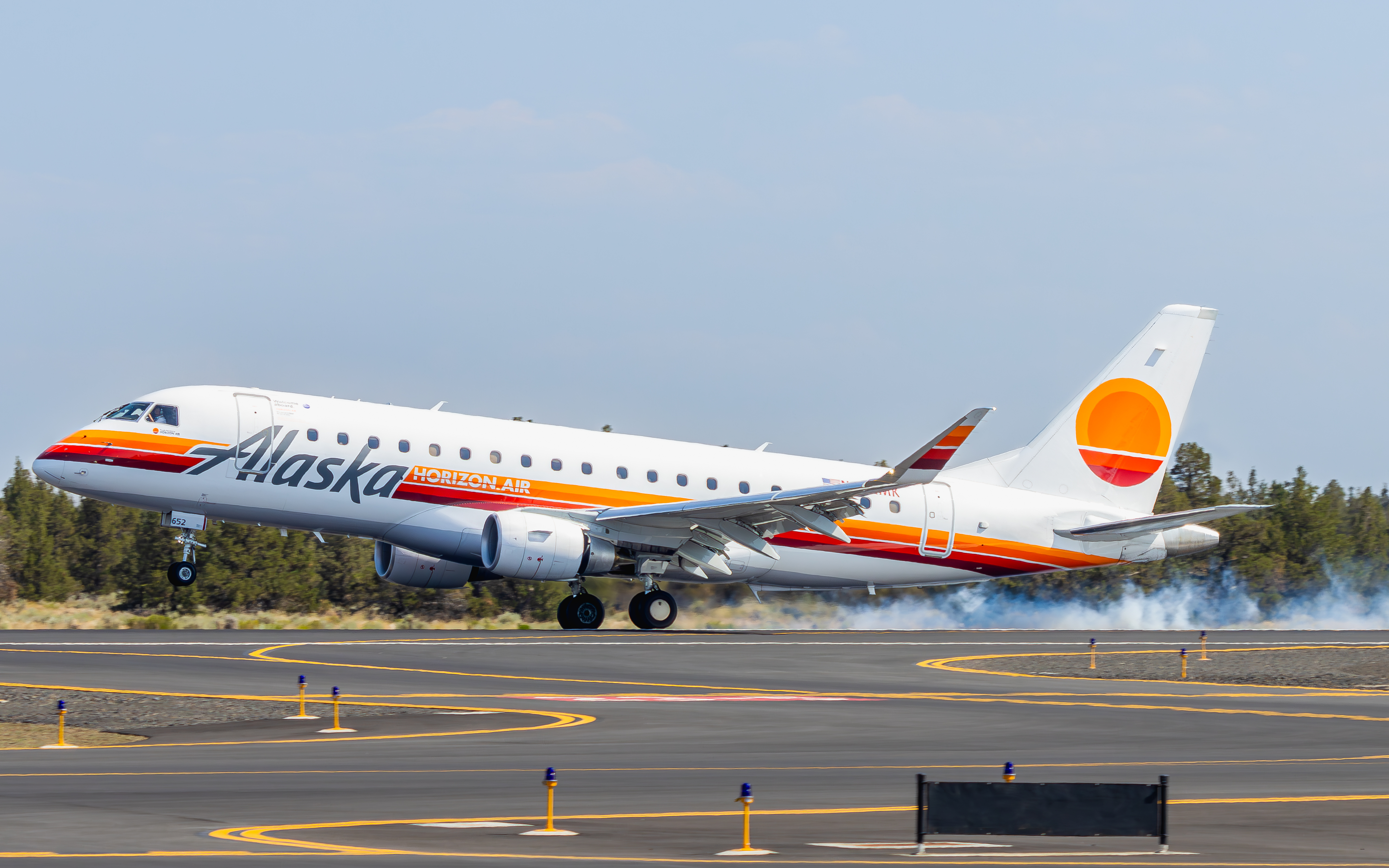 Full size: Alaska Airlines Embraer E175 N652MK at Roberts Field Airport
