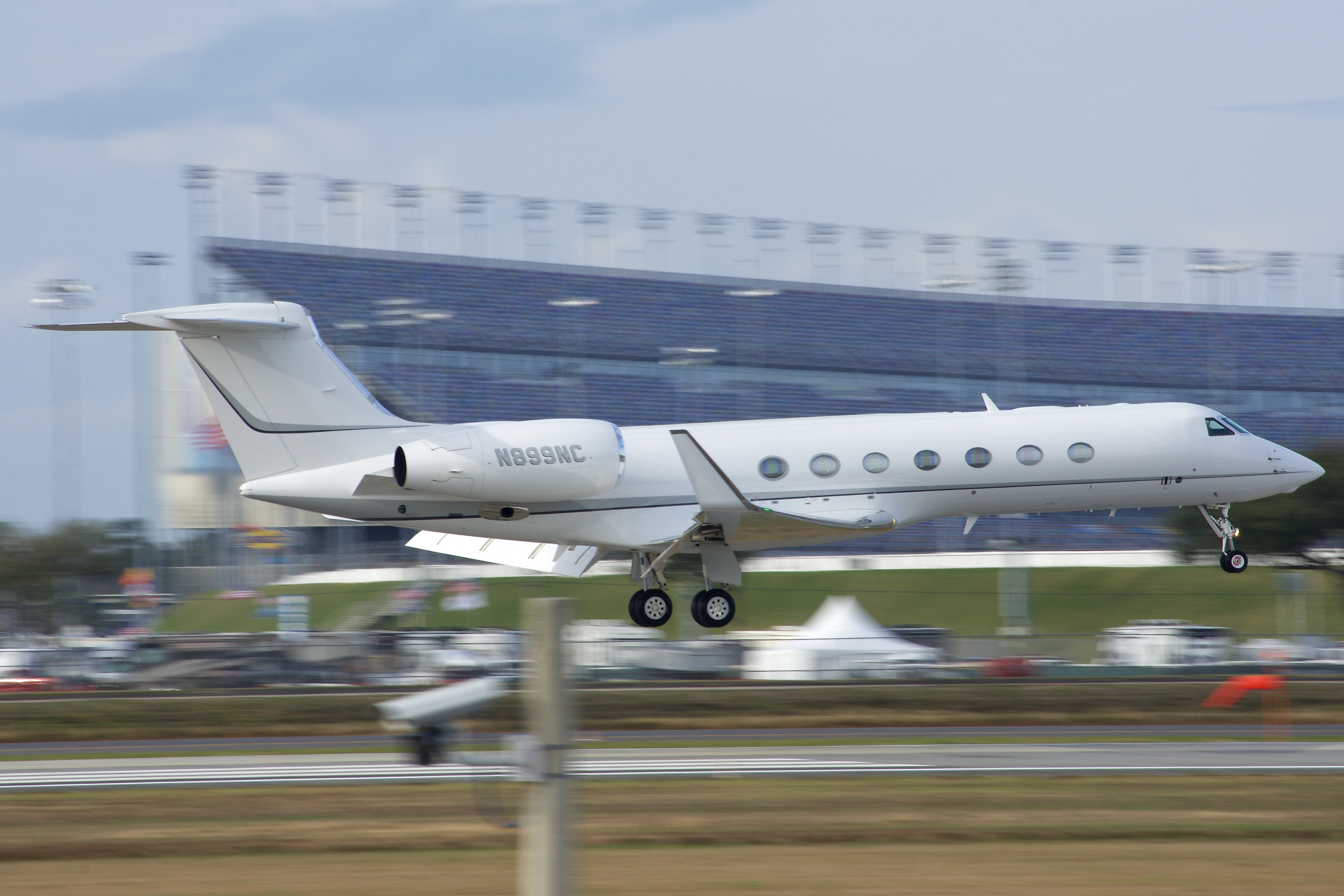 Full size: PRIVATE Gulfstream G550 N899NC at Daytona Beach International Airport