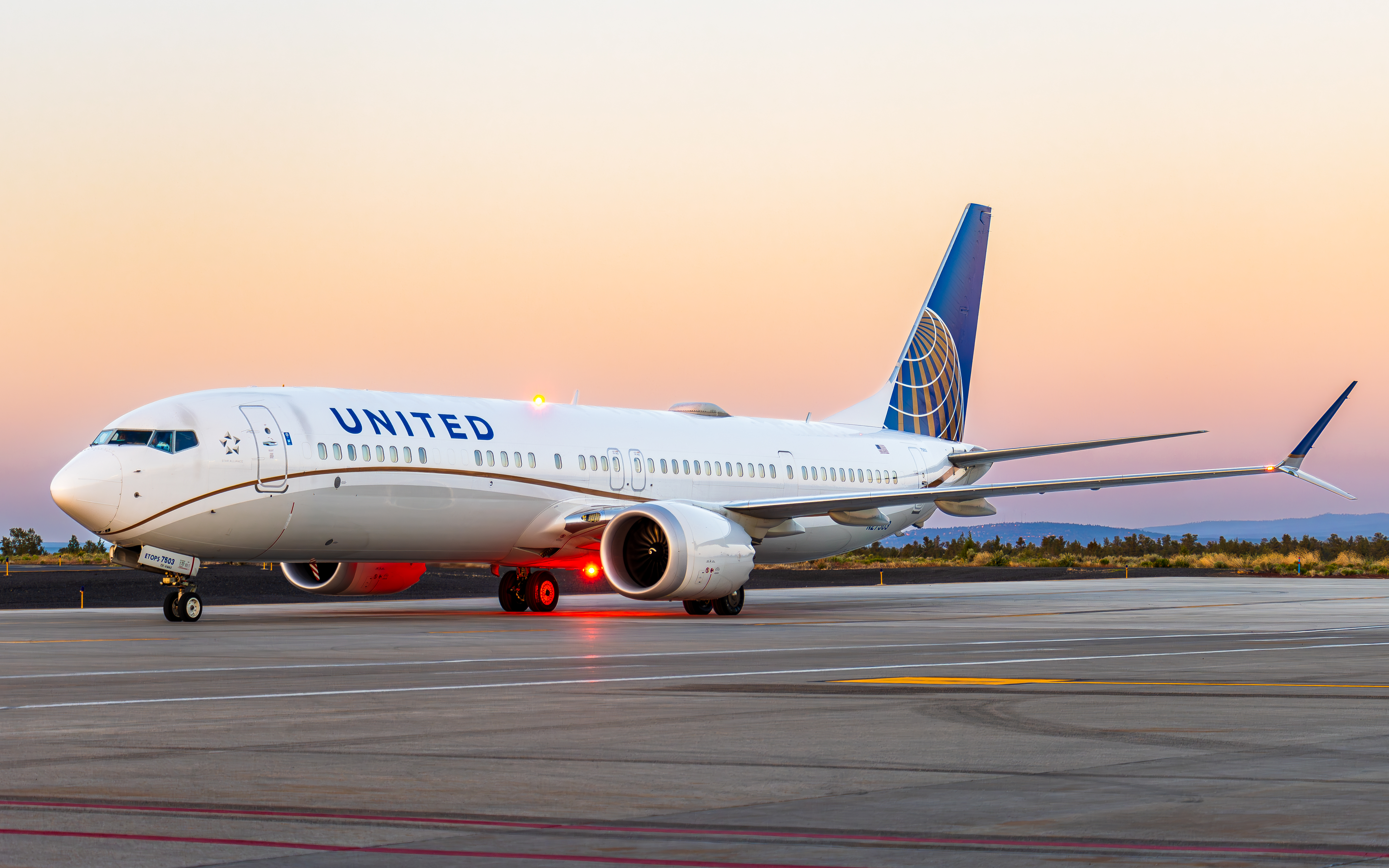 Full size: United Airlines Boeing 737 MAX 9 N27503 at Roberts Field Airport