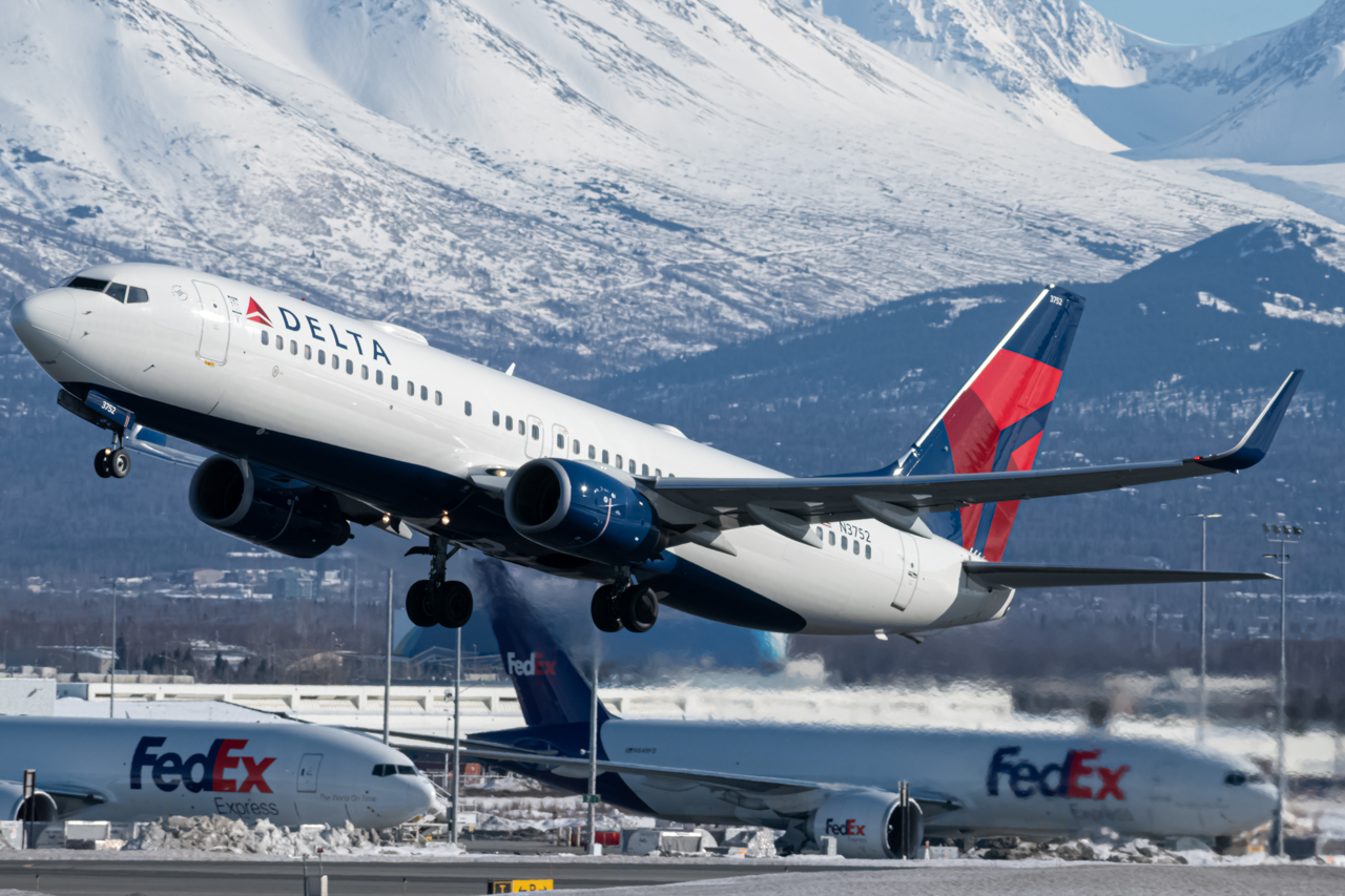 Full size: Delta Airlines Boeing 737-800 N3752 at Anchorage Ted Stevens International Airport