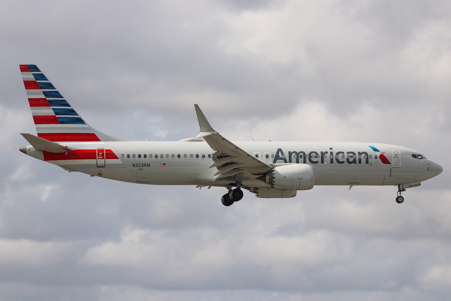 Full size: American Airlines Boeing 737 MAX 8 N323RM at Miami International Airport