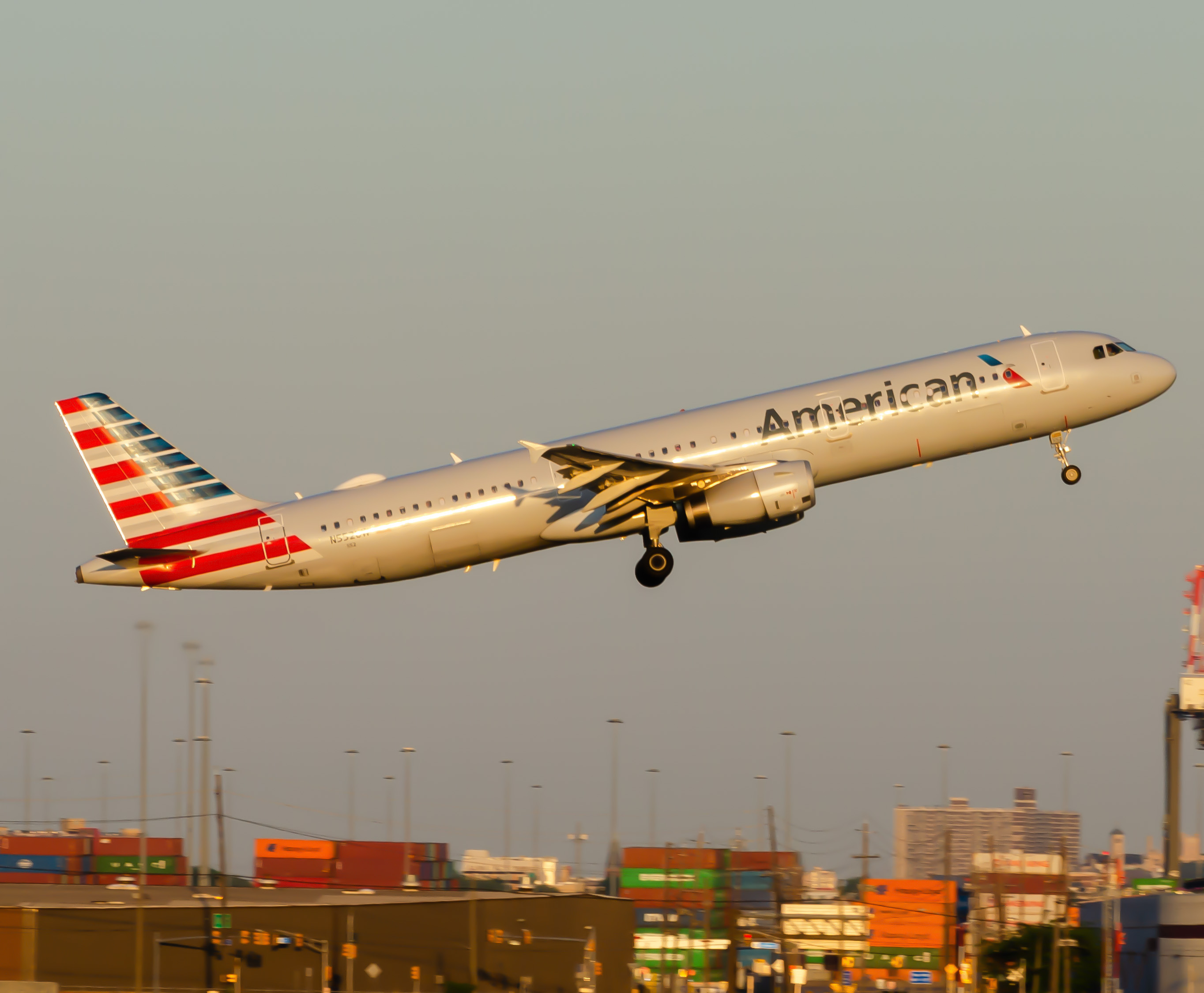 Full size: American Airlines Airbus A321-200 N552UW at Newark Liberty International Airport