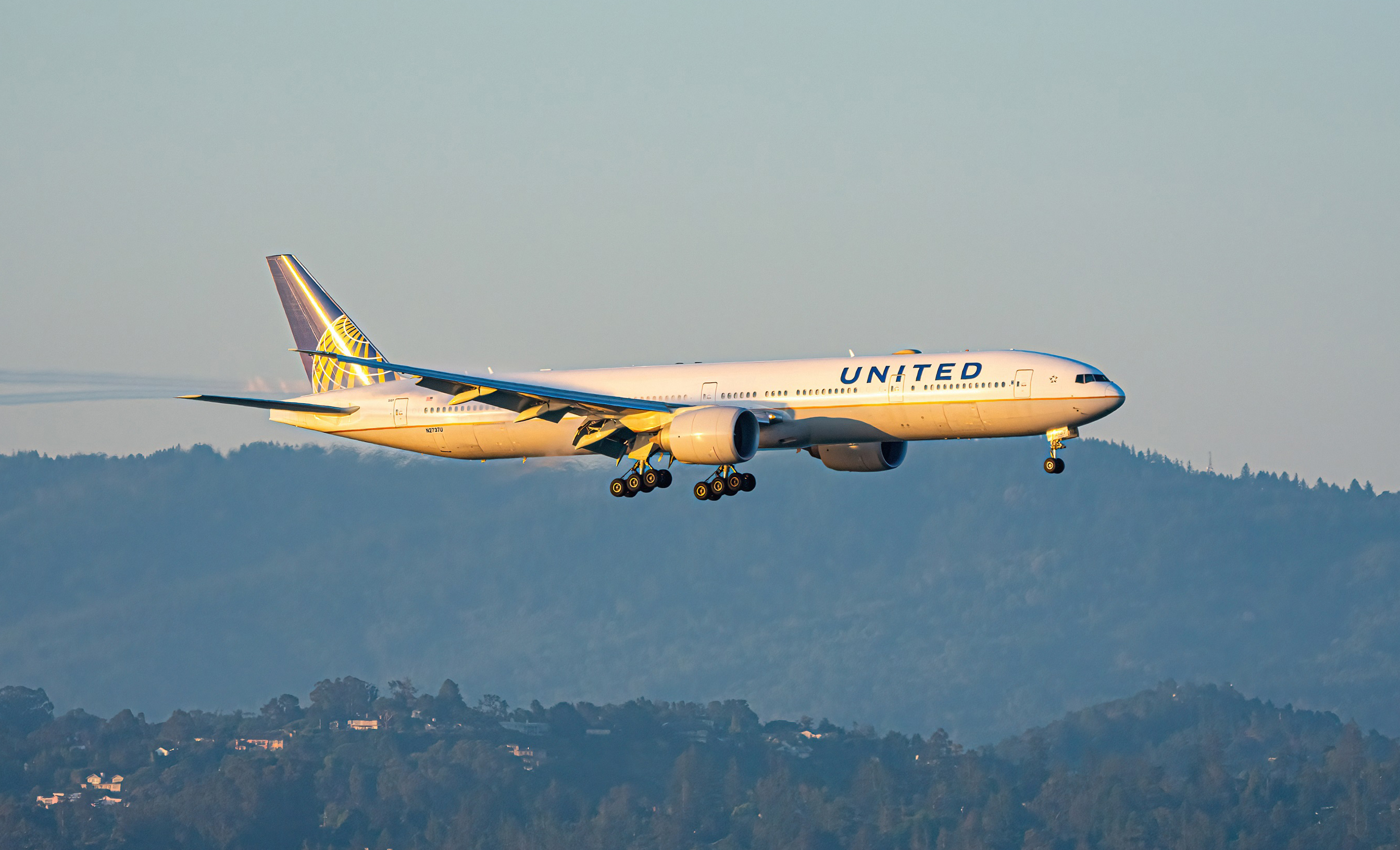 Full size: United Airlines Boeing 777-300ER N2737U at San Francisco International Airport